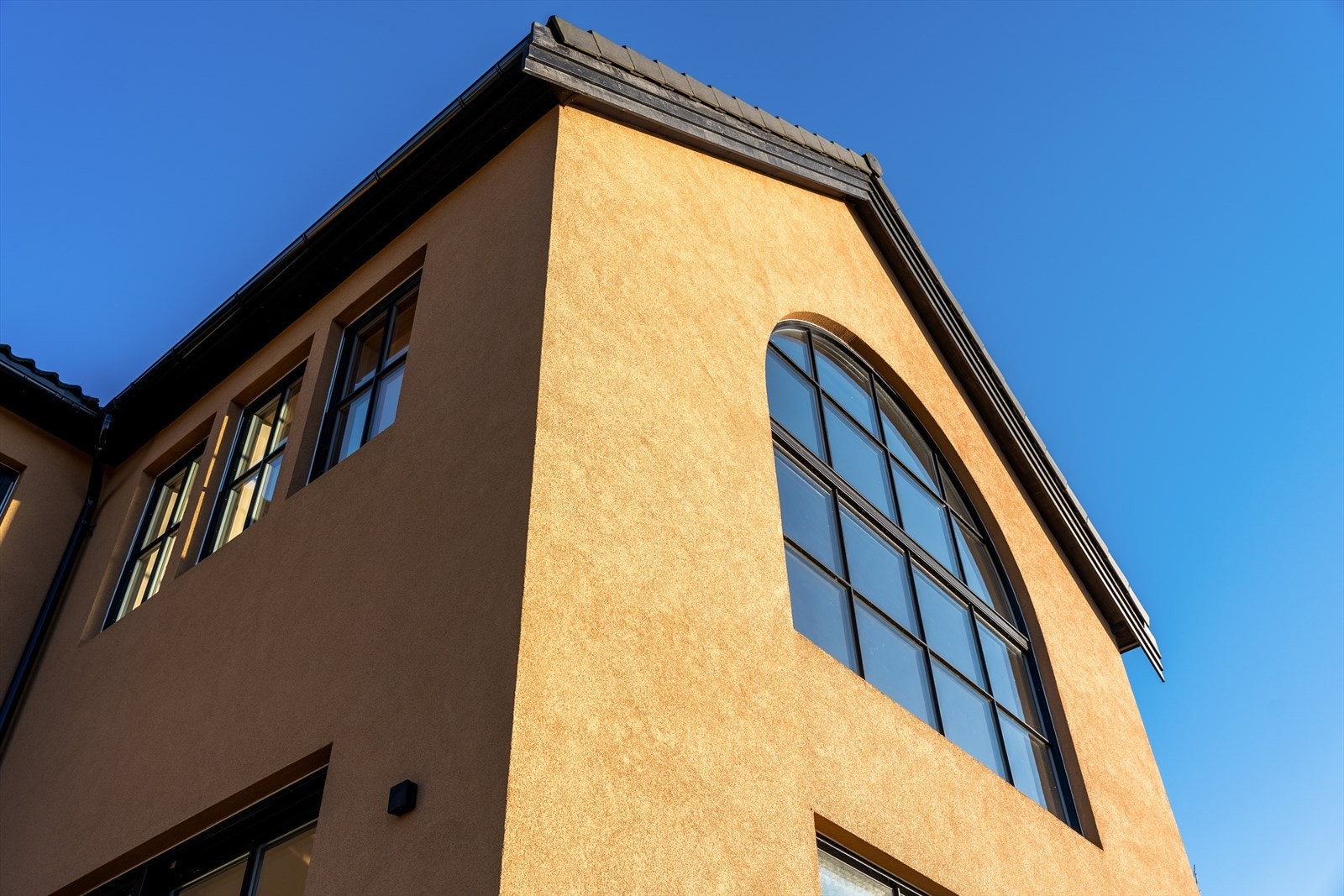 Boligen ble i 2020 betydelig oppgradert gjennom en omfattende og påkostet modernisering, både innvendig og utvendig, og fremstår i dag med gjennomgående høy standard og moderne innredning. Galleribilde