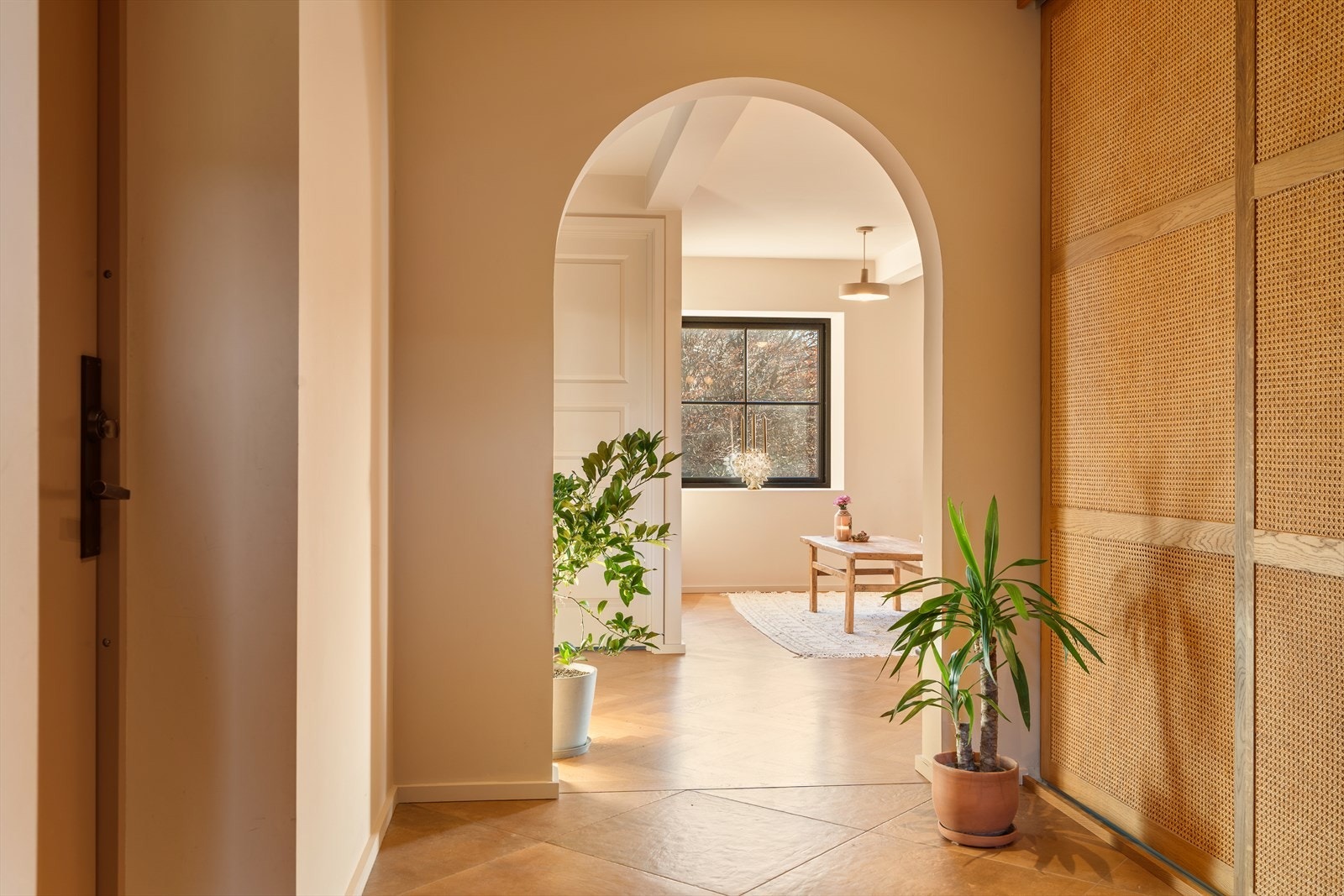 Stor og romslig gang med stor skyvedørsgarderobe. Galleribilde