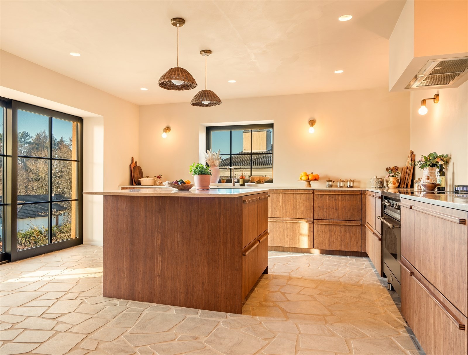 Ekstraordinært kjøkken med gjennomført design og imponerende detaljer. Galleribilde