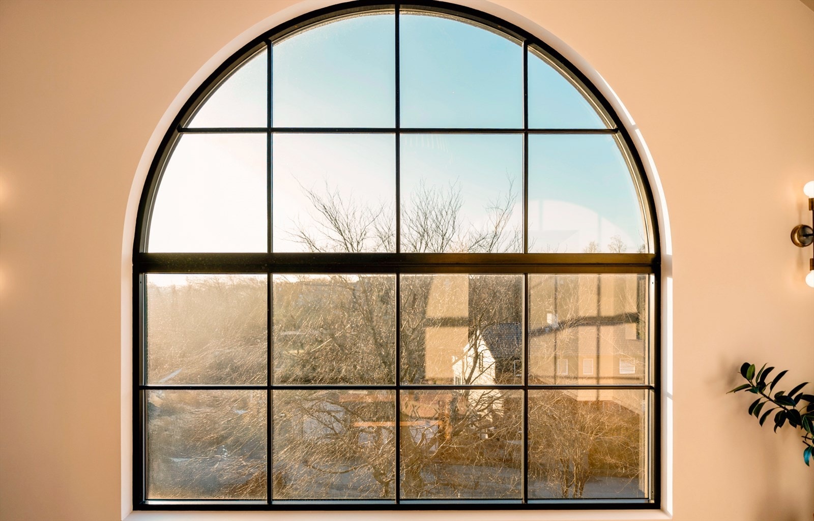 Det flotte vinduet tilfører særpreg på både rommet og huset. Galleribilde