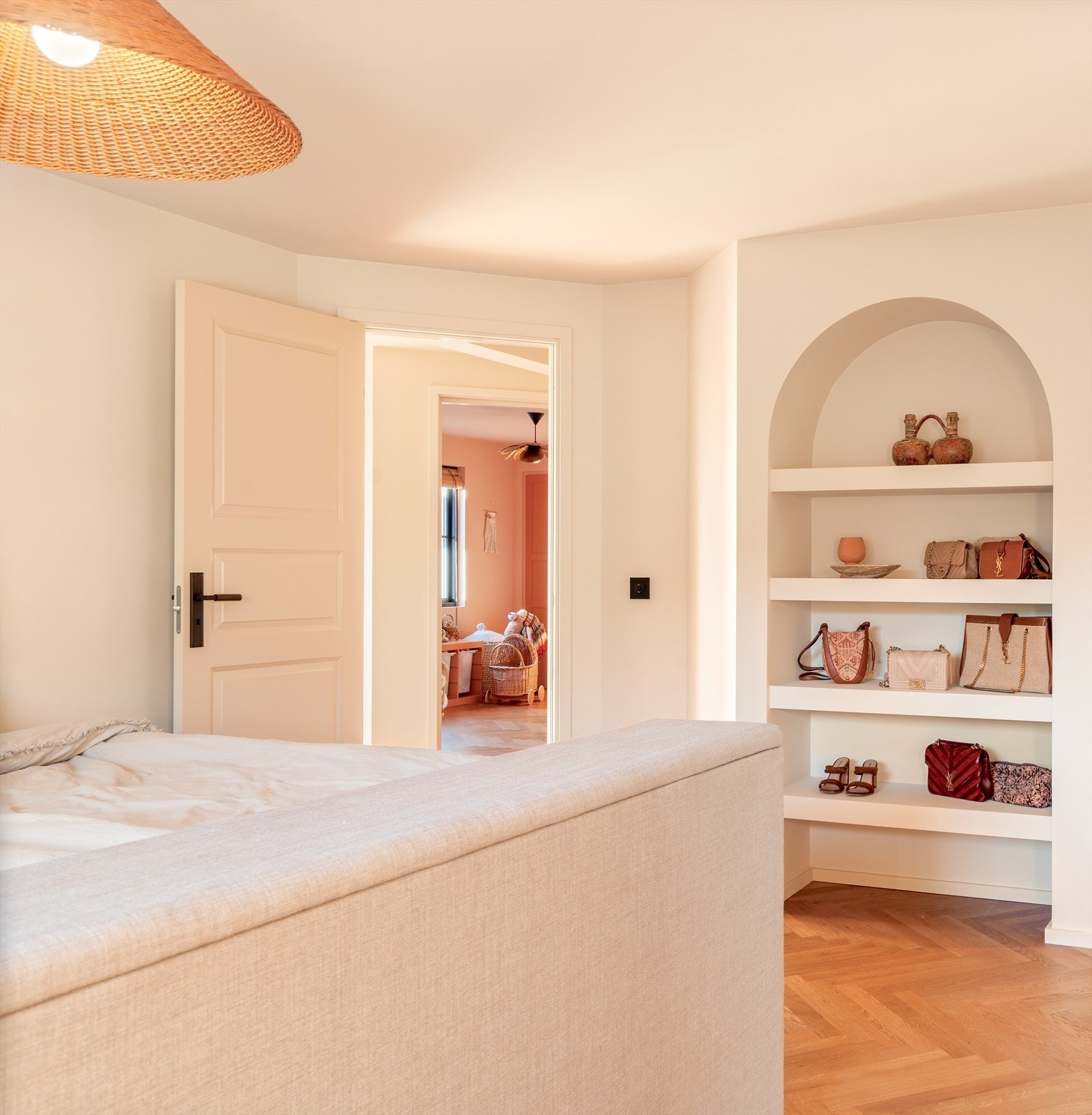 Stilrene hyller i vegg som gir både god oppbevaringsplass og rom for pynt og dekorative elementer. Galleribilde