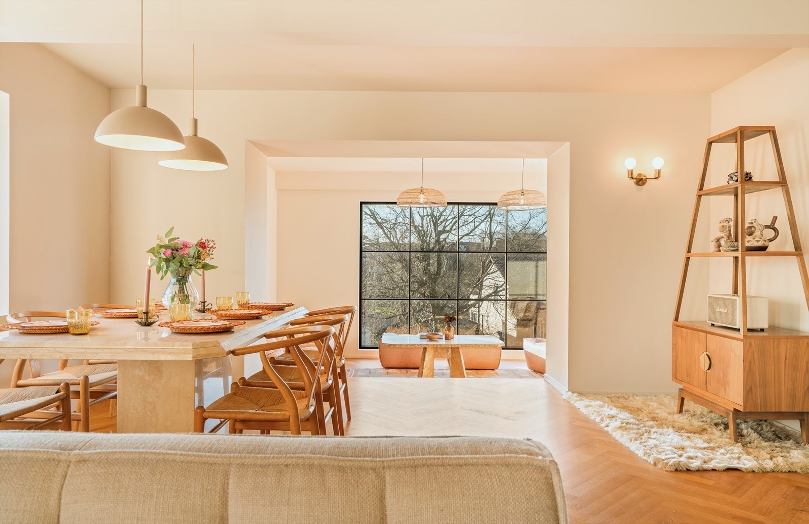 Store, heldekkende vindusflater som slipper inn rikelig med dagslys og gir en flott følelse av å være i kontakt med omgivelsene. Galleribilde