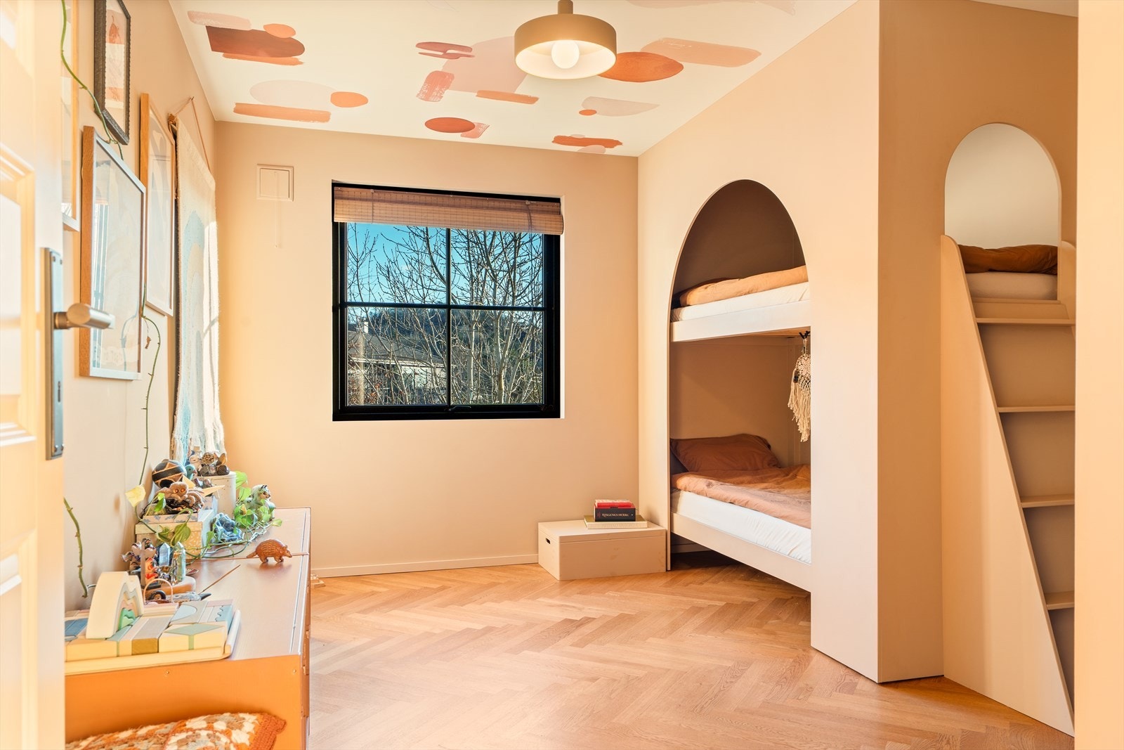 Soverom 2 har en smart plassbygd køyeseng - perfekt for barn eller gjester. Galleribilde