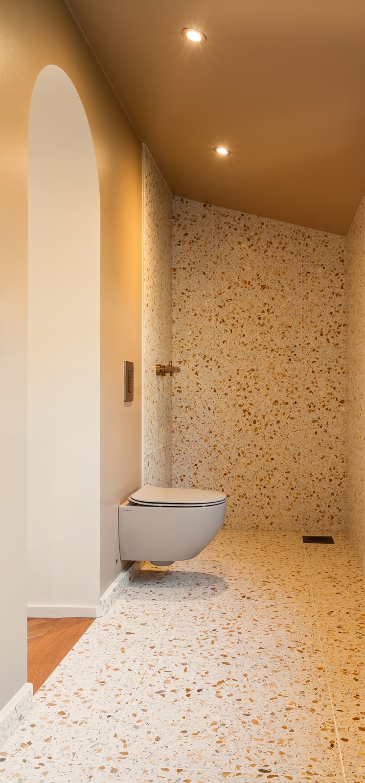 Badet som ligger i tilknytning til hovedsoverommet er utført med lekre terrazzofliser, vegghengt toalett, fliser i dusjsone, malte flater ellers, og spotter i tak. Galleribilde