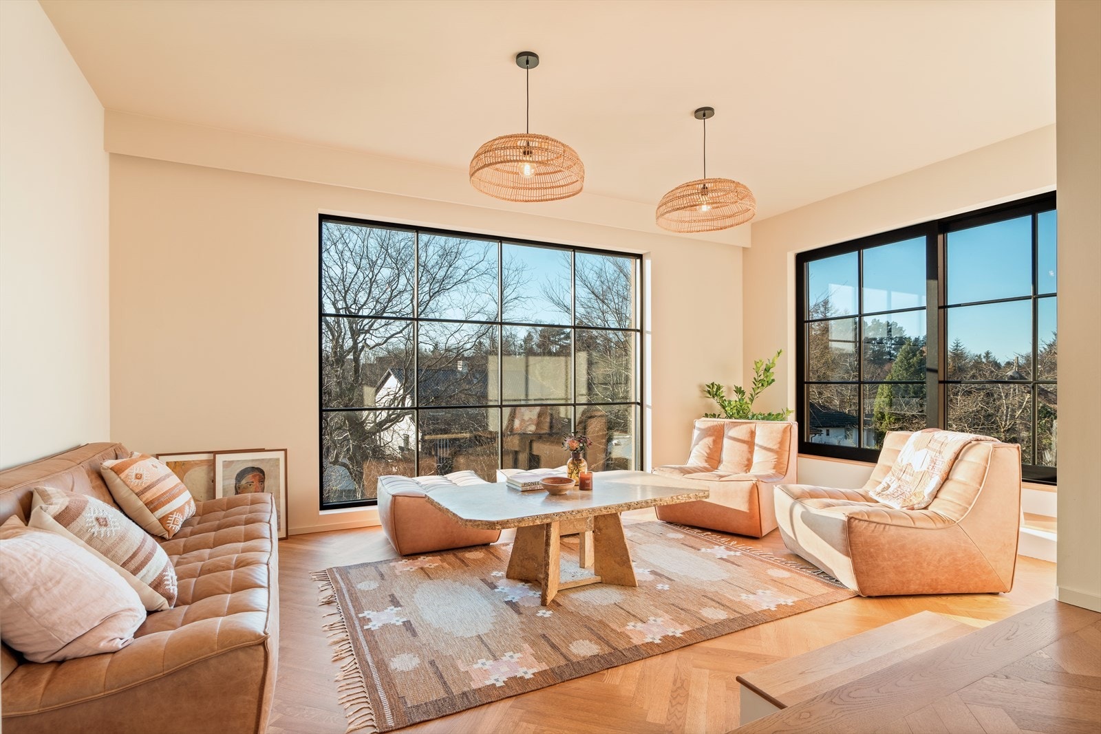 Rommet er fleksibelt og lar deg lage ulike soner, som en hyggelig sofasone og ekstra sitteplass. Galleribilde