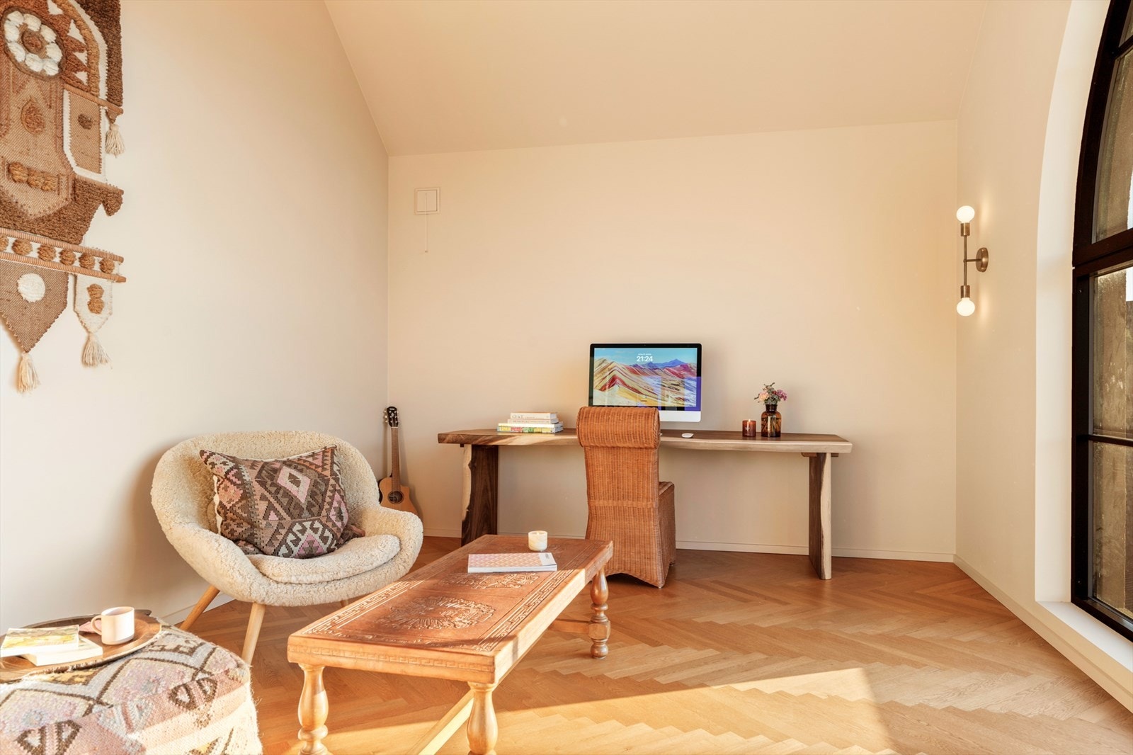 Rommet har en god takhøyde som i kombinasjon med stor vindusflate sørger for en luftig atmosfære. Galleribilde