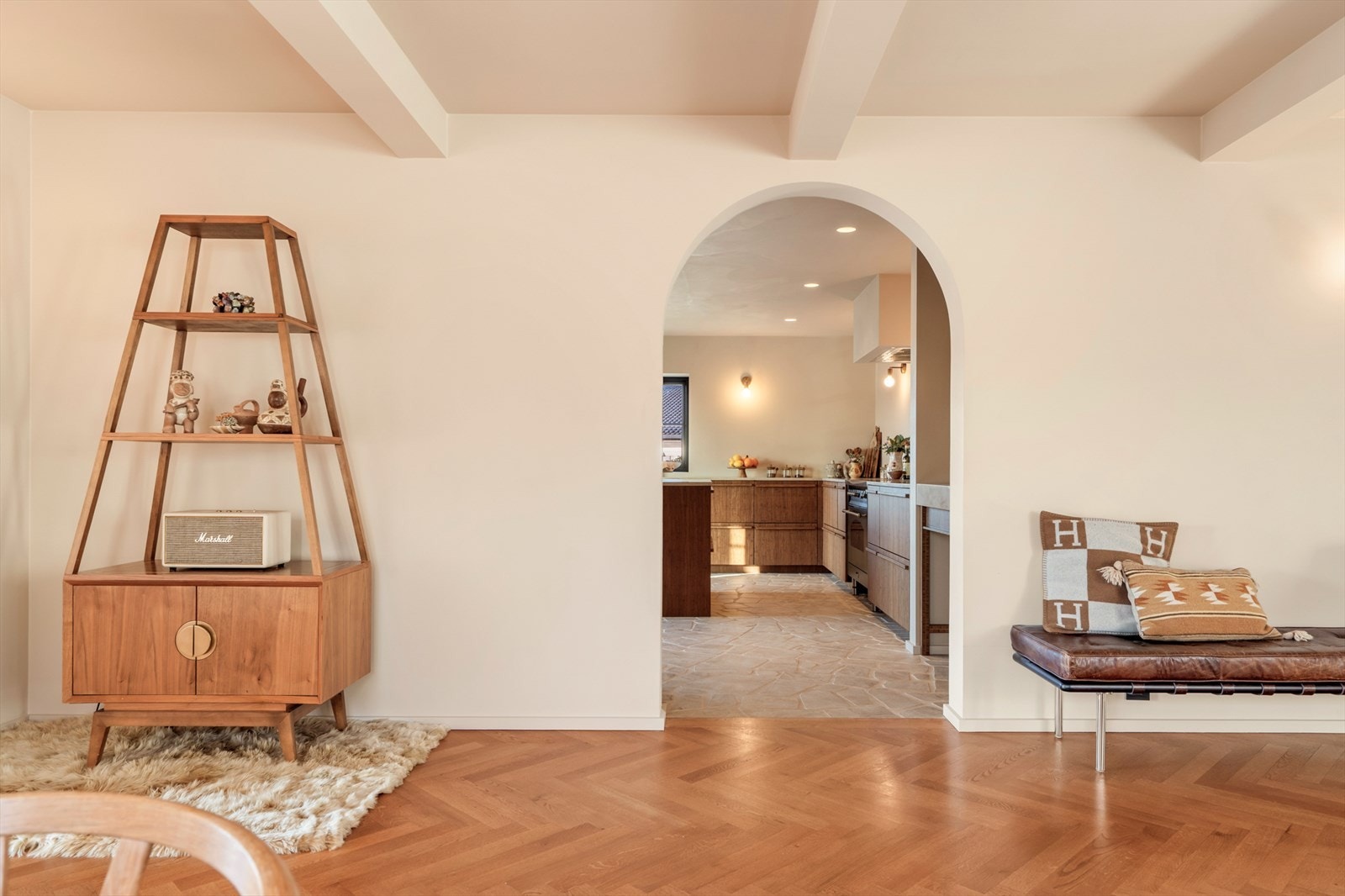 De vakre buede døråpningene er en gjennomgående arkitektonisk detalj i hele boligen. Galleribilde