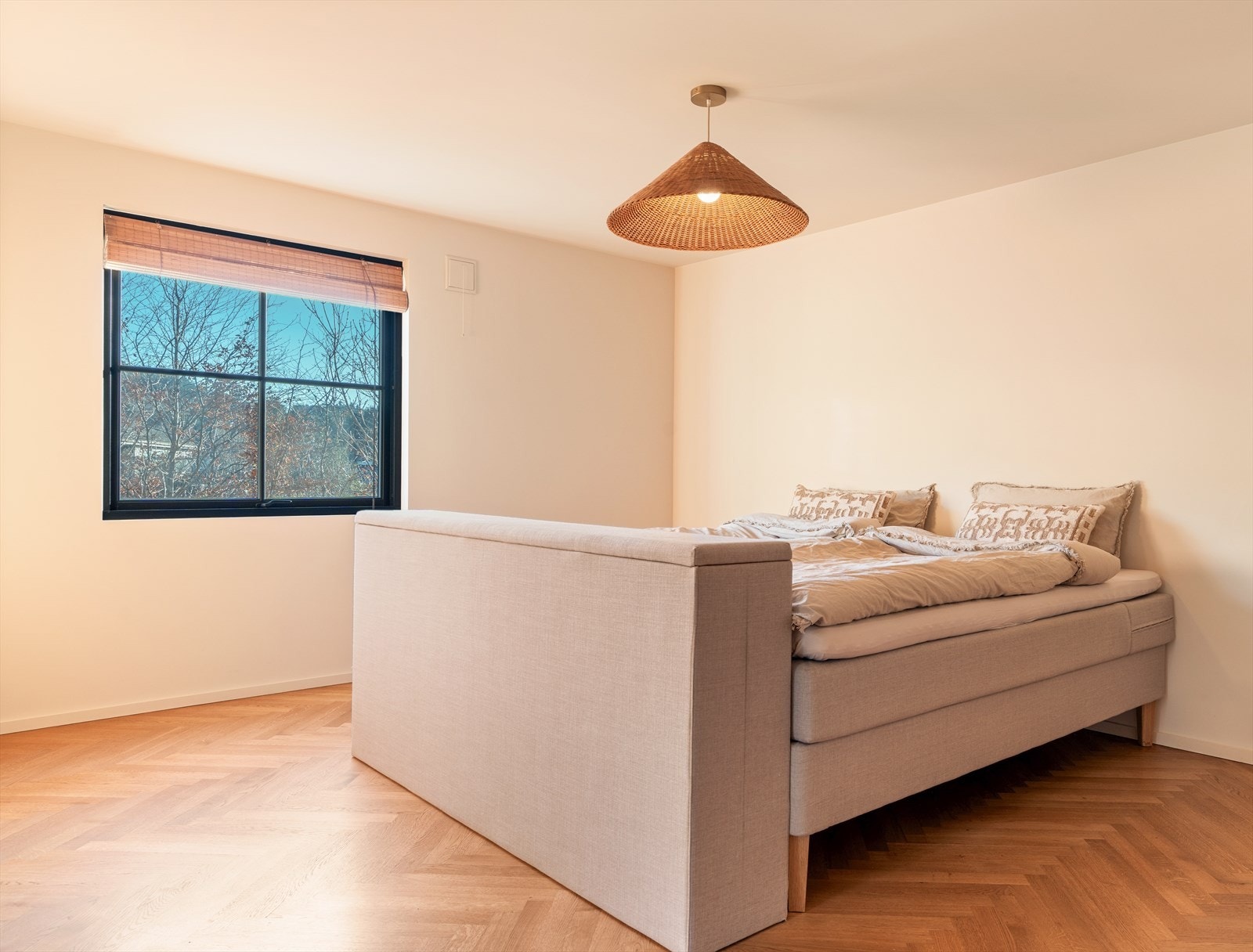 Stort og elegant hovedsoverom med lekker garderobeløsning og direkte adkomst til badet. Galleribilde