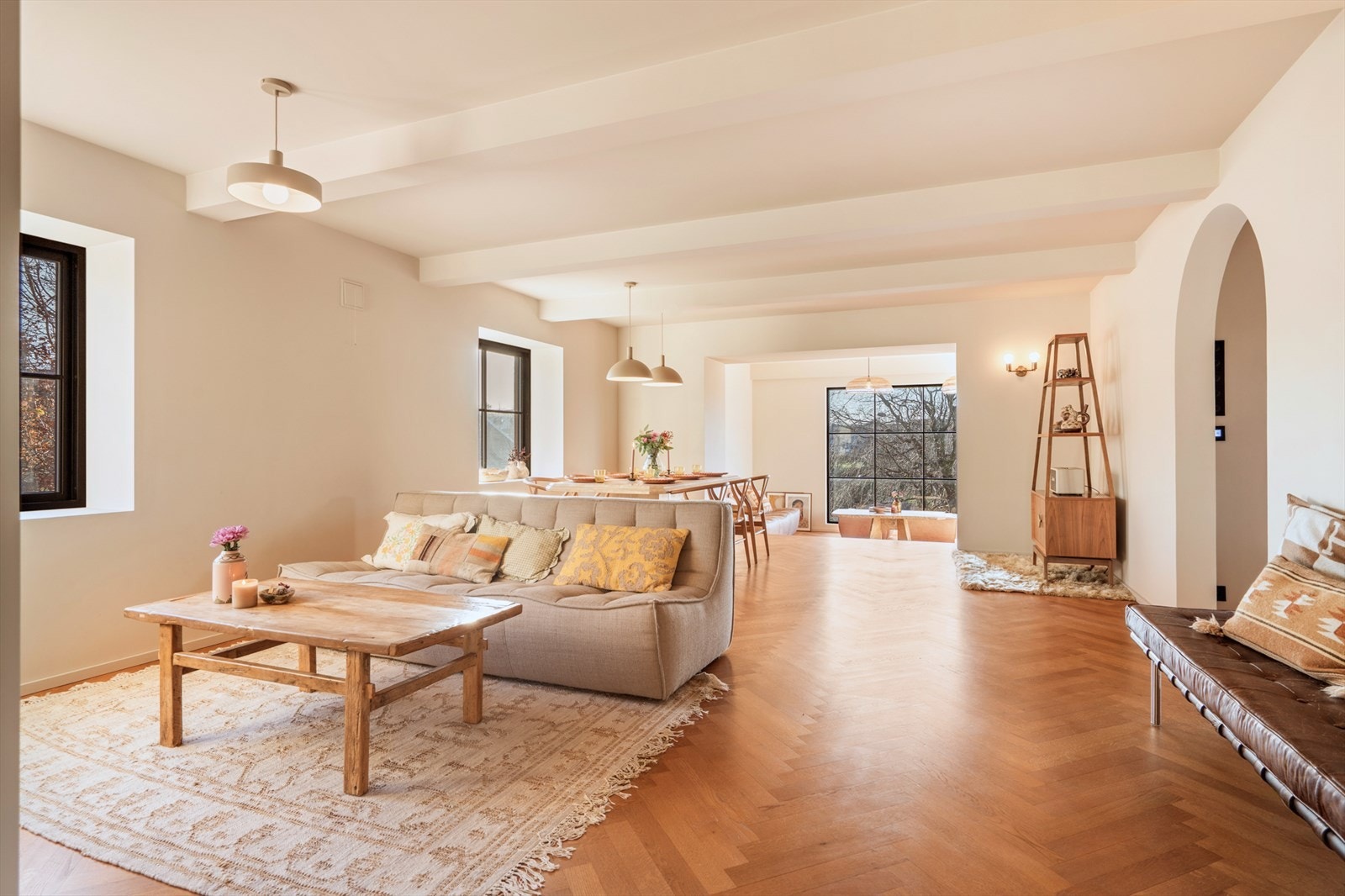 Stuen fremstår som særdeles delikat med eksklusiv fiskebeinsparkett av eik og lyse, gjennomførte overflater som understreker boligens rene karakter. Galleribilde