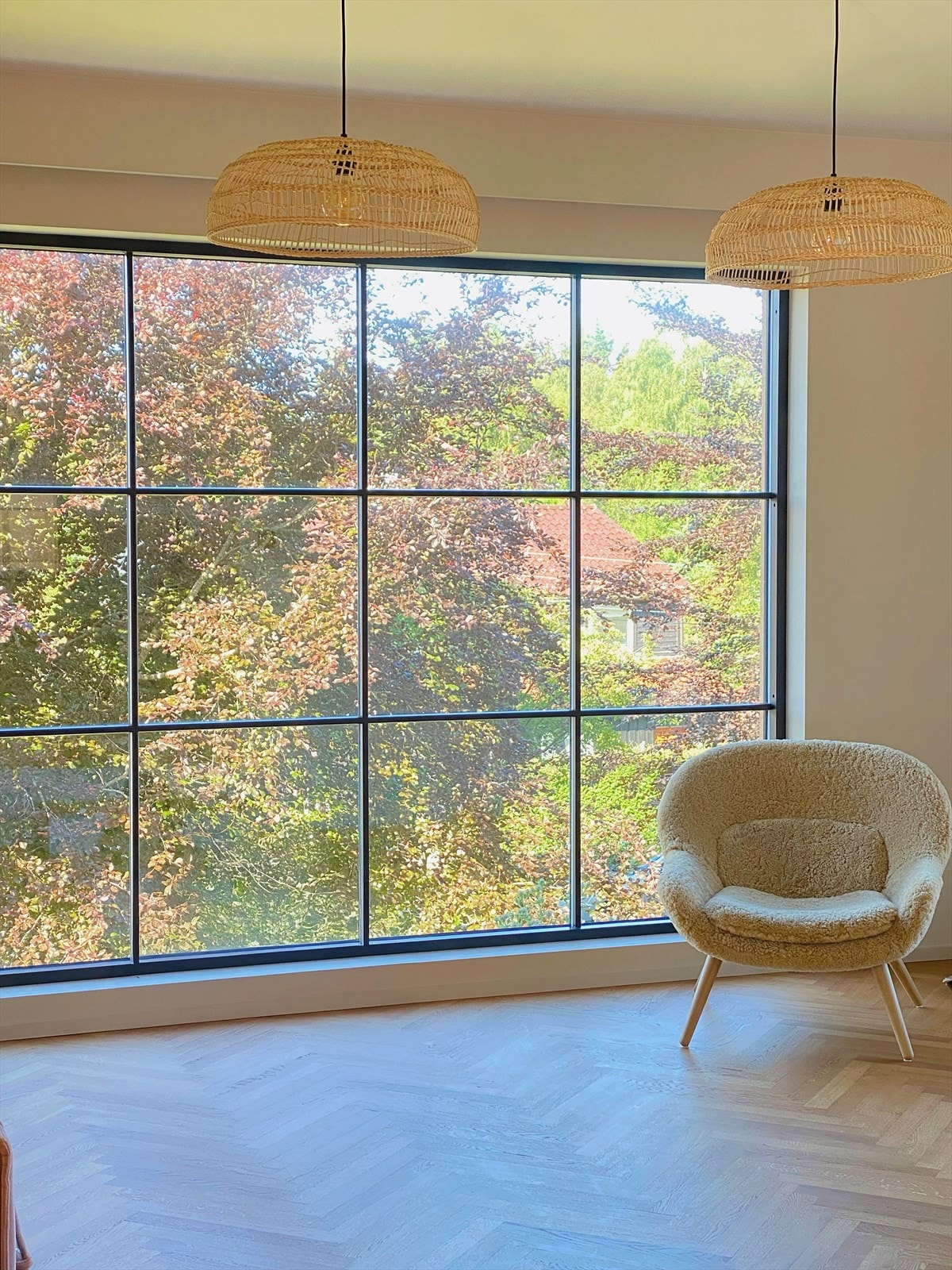 Selgers eget bilde som viser utsikten på sommertid. Utsikten fra de store vinduene er nydelig vår, sommer og høst. De store blodbøkene i hagen forsterker følelsen av å bo tett på naturen. Galleribilde