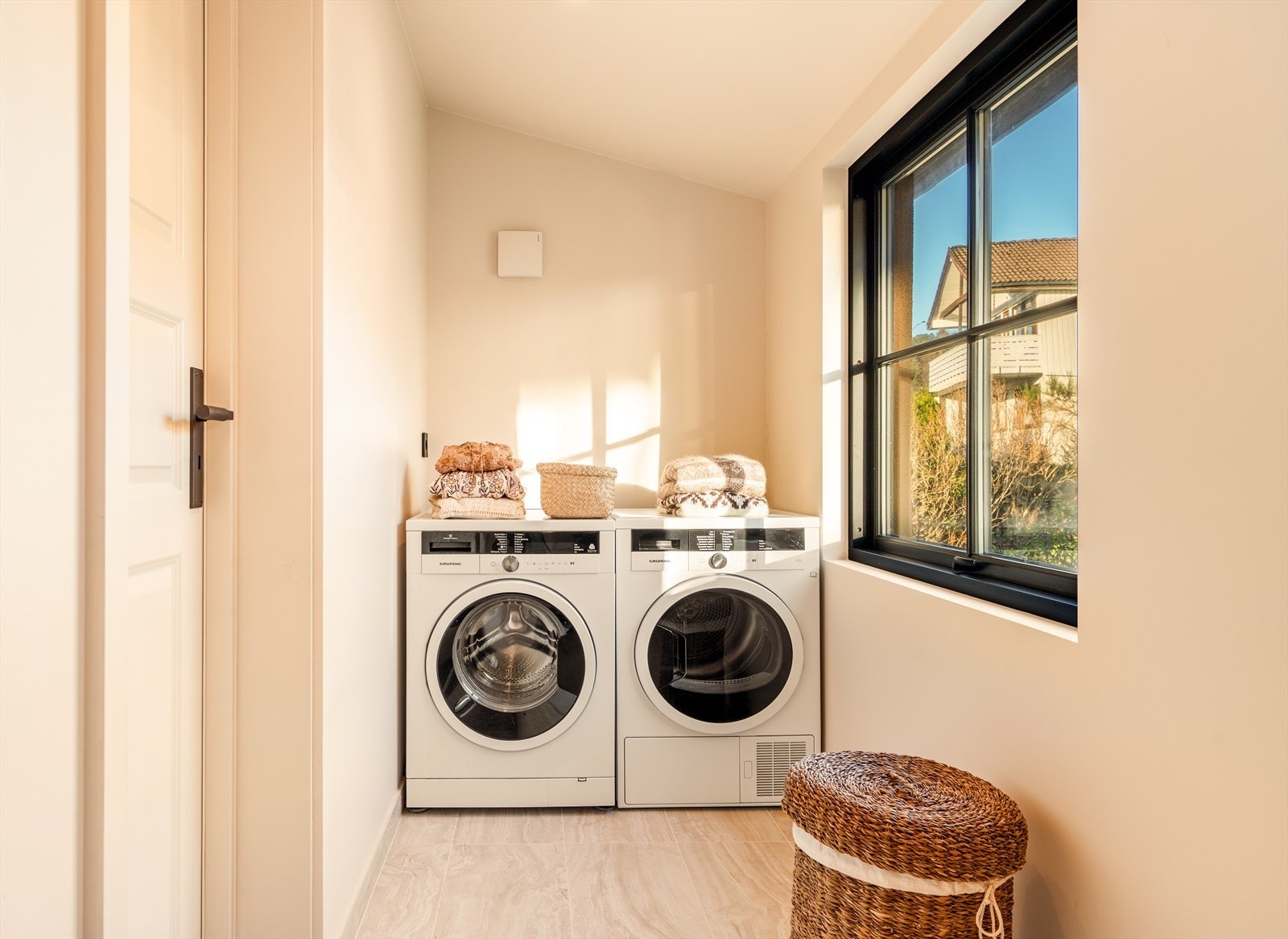 Vaskerommet holder en gjennomført standard med flislagt gulv med varmekabler og slette, elegante flater. Løsningen er både praktisk og stilfull, med et ryddig og moderne uttrykk som gjør rommet lekkert og svært brukervennlig. Galleribilde