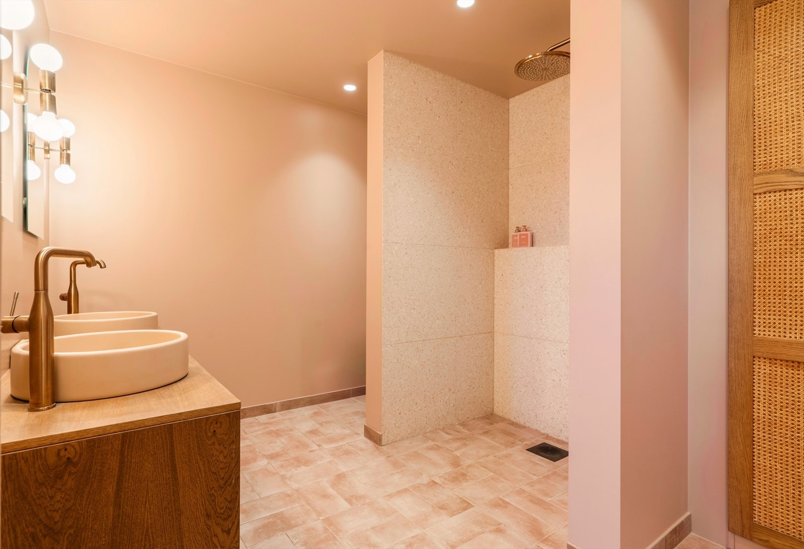 Bad nr. 2 er lekkert innredet med fliser på gulvet og fliser i dusjsonen, kombinert med eksklusive detaljer som løfter helhetsinntrykket. Galleribilde