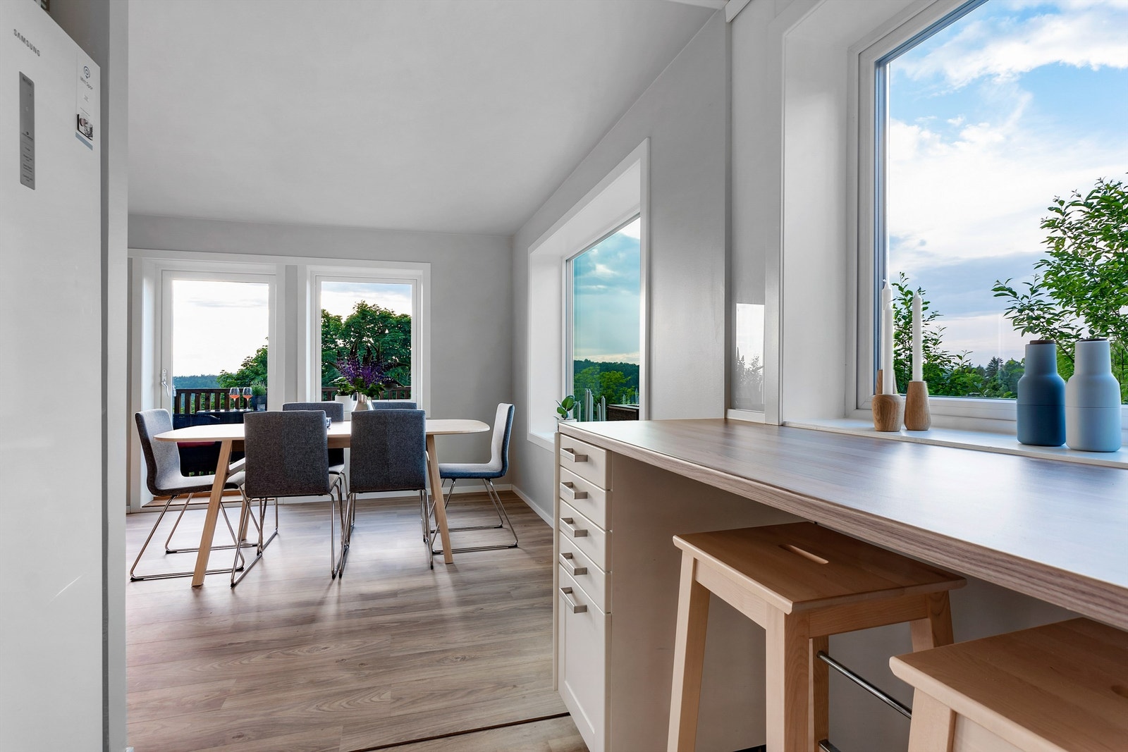 Spisestuen er praktisk plassert i tilknytning til kjøkkenet. Galleribilde