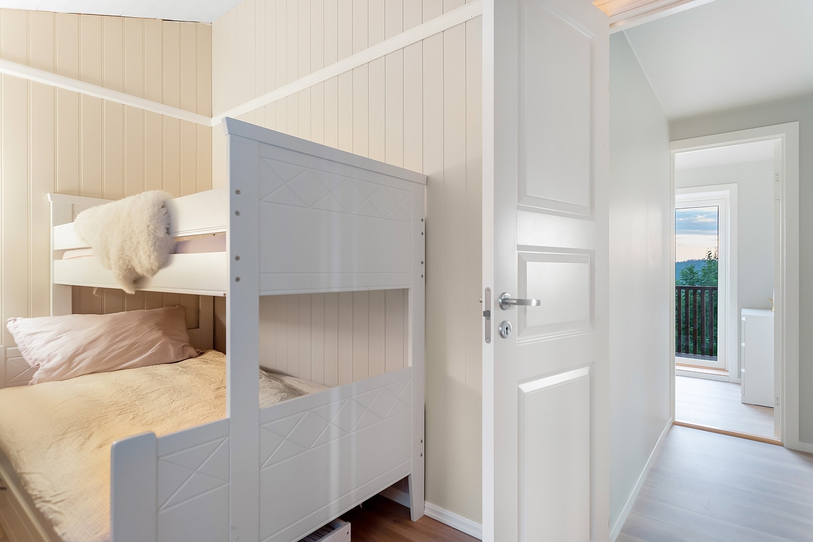 Boligen har også et mindre soverom som egner seg godt som barnerom. Galleribilde