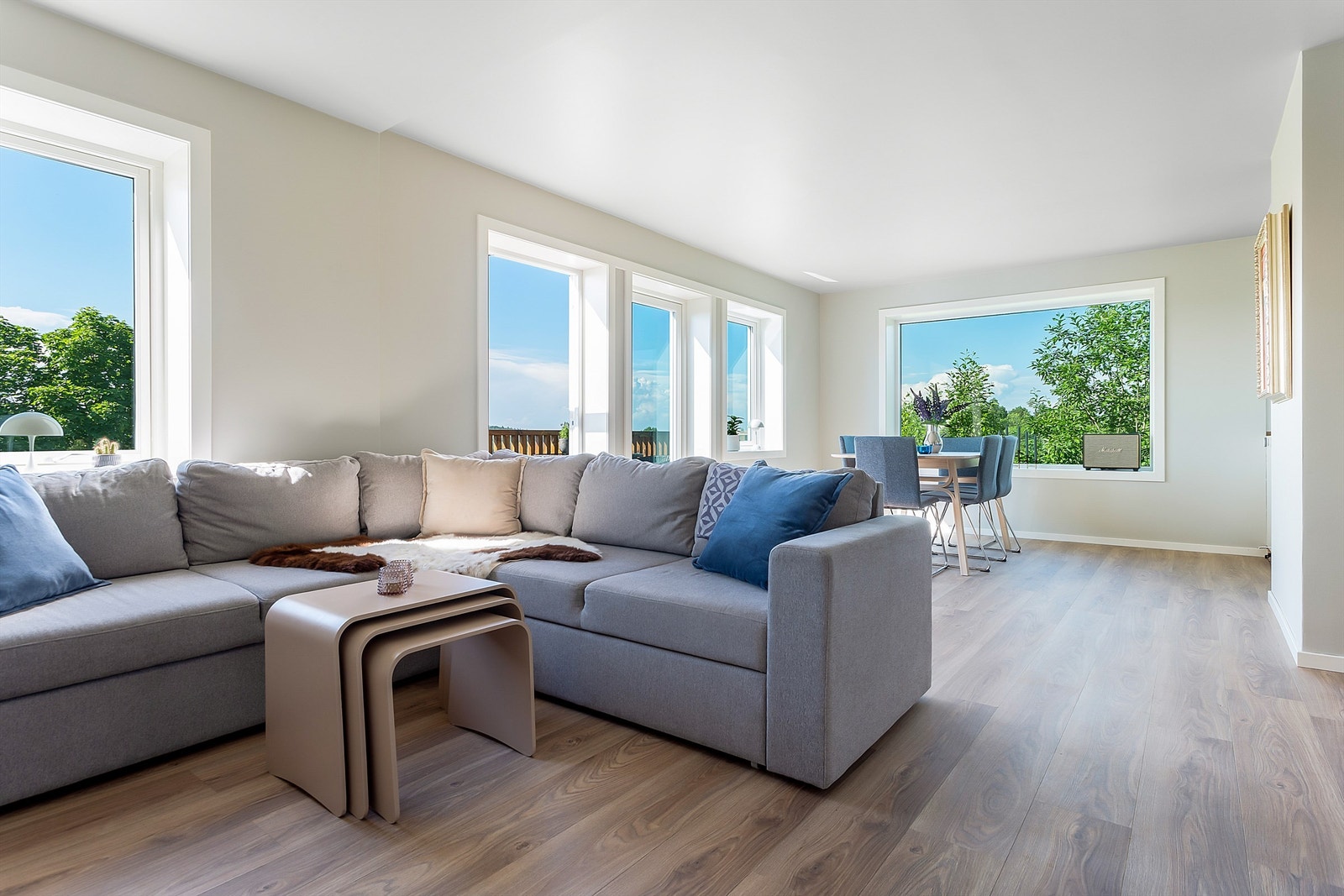 Det er god plass til sofa og tilhørende møblement. Galleribilde