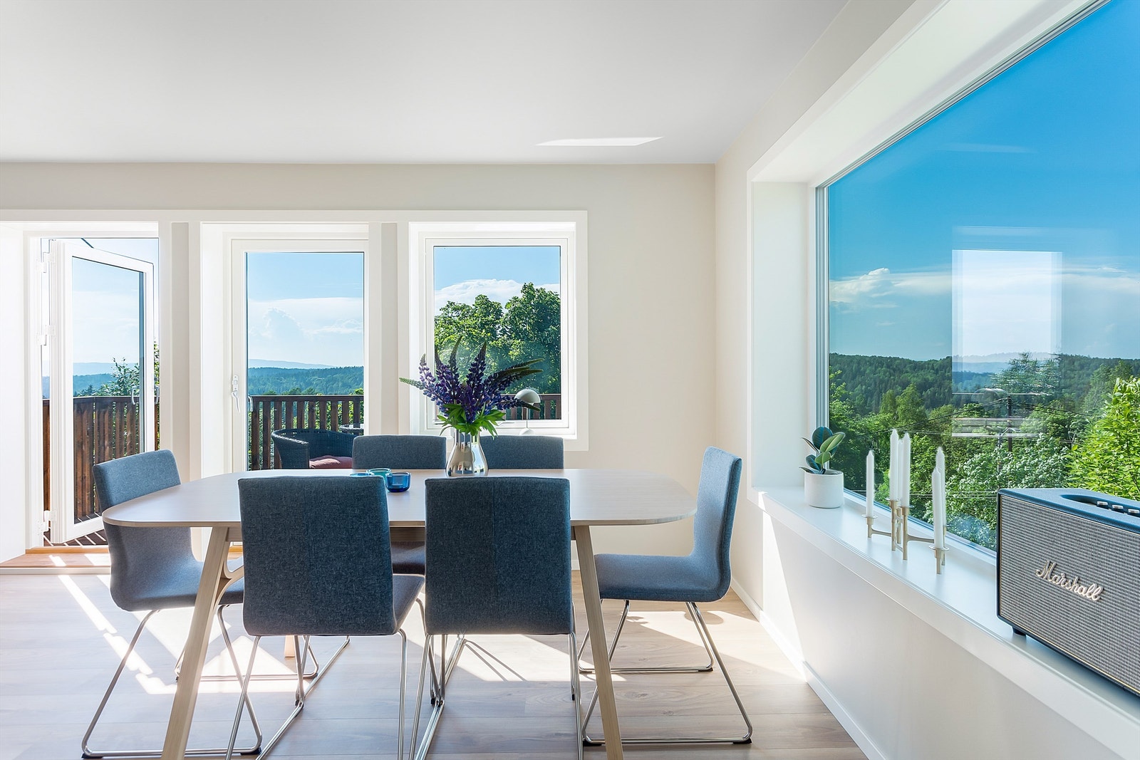 Gulvflater belagt med laminat. Vegger og himlingsflater utført i glatte, malte flater. Galleribilde