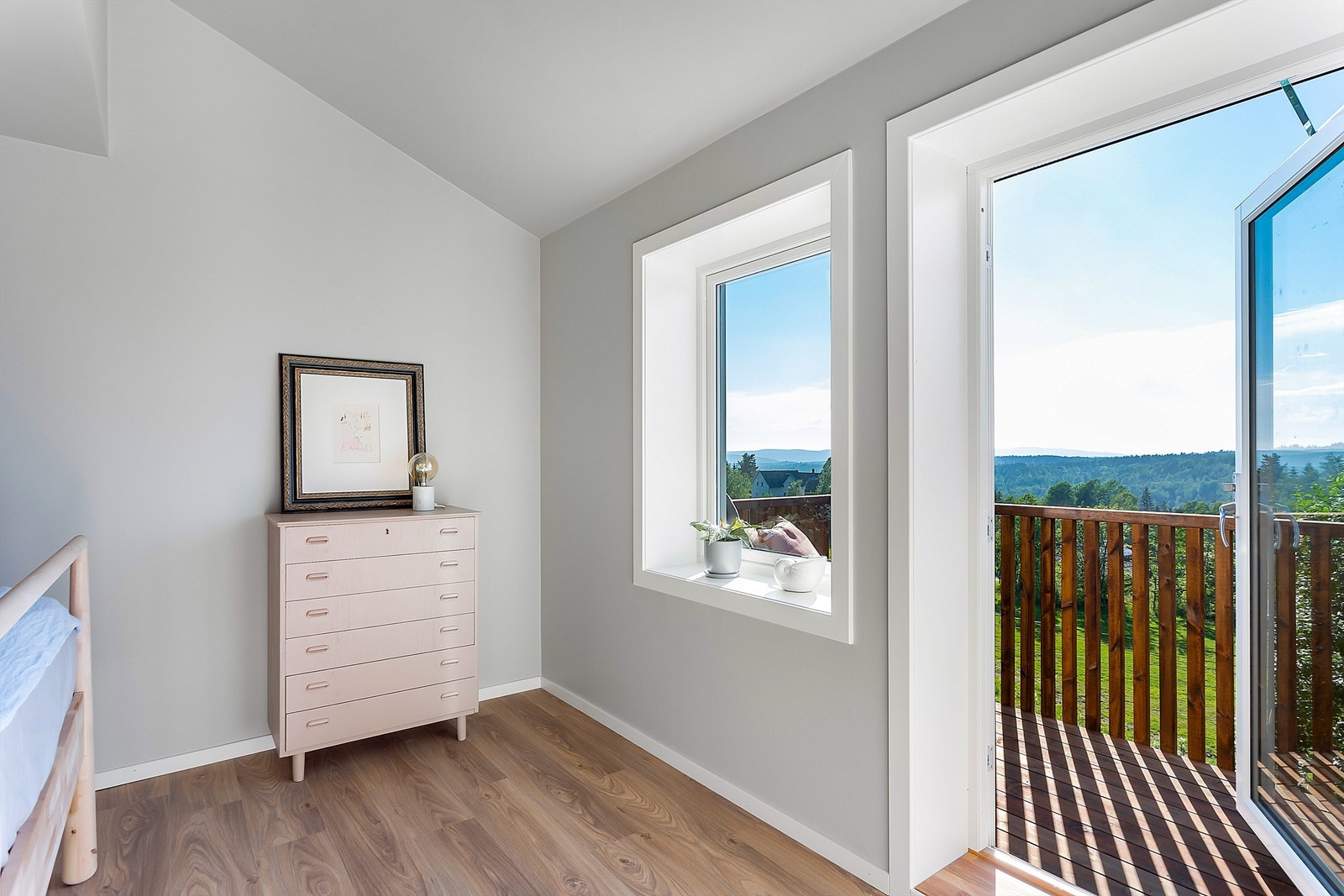 Fra hovedsoverommet er det utgang til veranda på ca. 4 kvm. Galleribilde