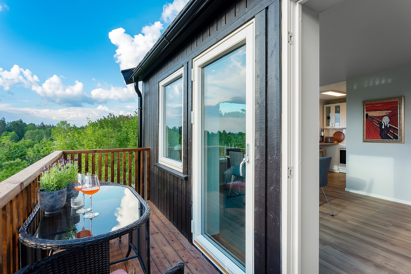 Fra stuen er det utgang til veranda på ca. 6 kvm med flott utsikt og gode solforhold. Galleribilde