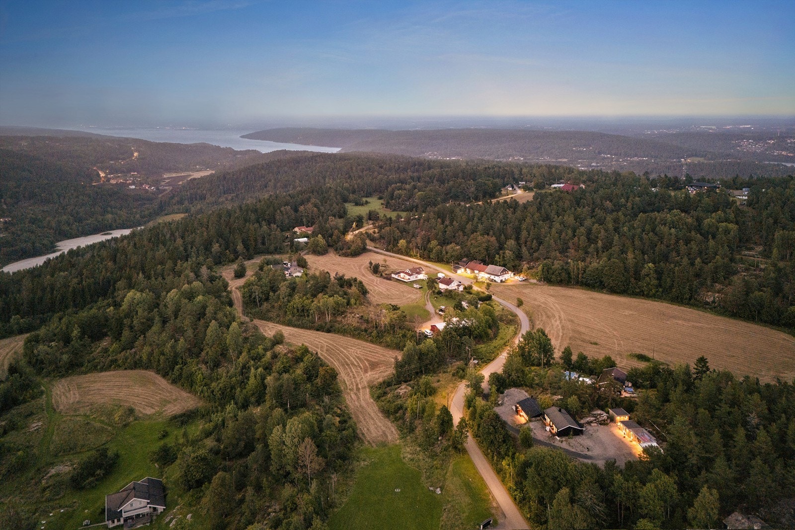 Her får du en unik og innholdsrik eiendom på toppen av en åskam, med vidt utsyn. Galleribilde