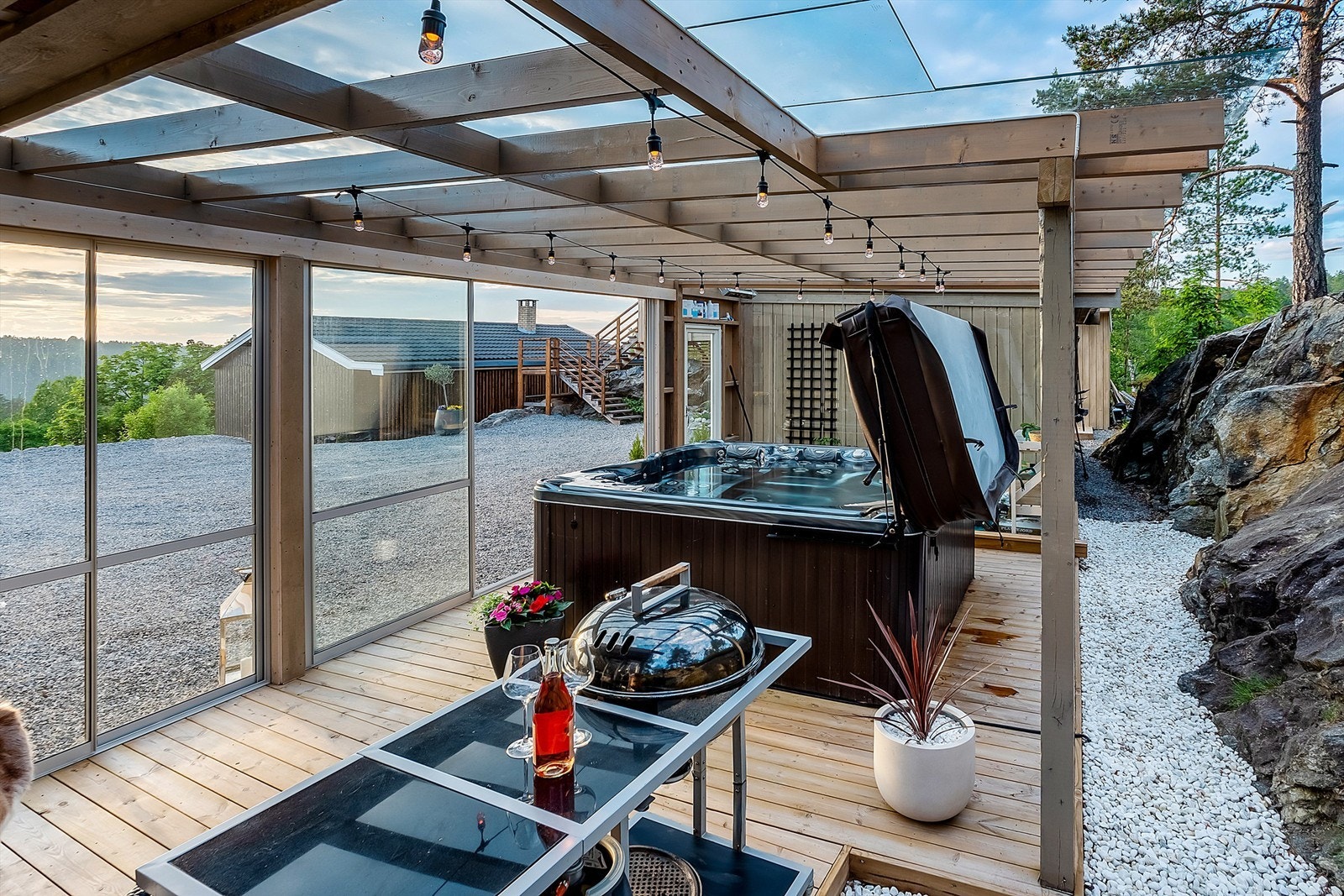 Jacuzzien følger med salget. Galleribilde