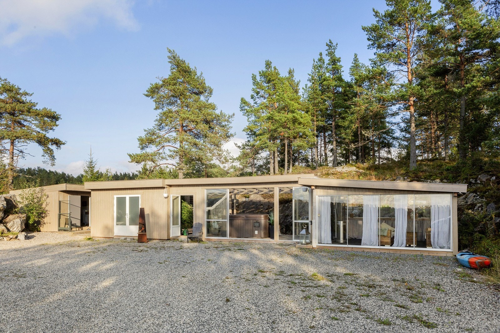 I sommerstuen er det innlagt strøm, sommervann og det er montert terrassevarmere. Galleribilde