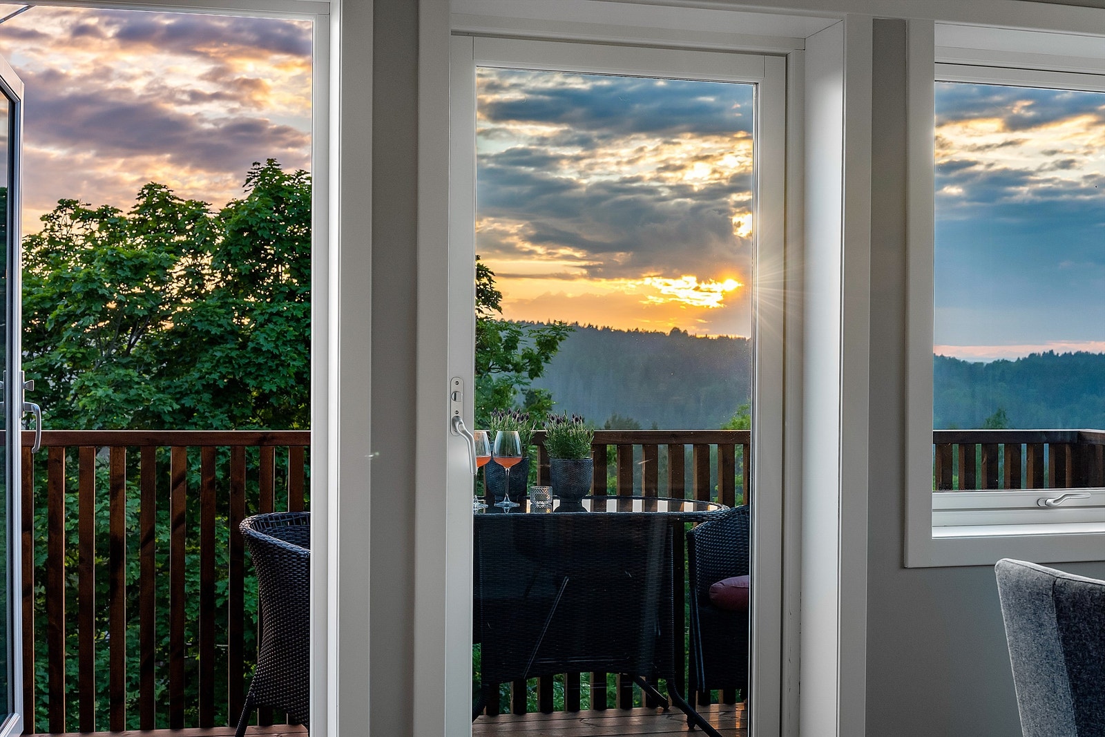 Eiendommen ligger høyt og fritt med flott utsikt og sol fra tidlig morgen til sen kveld. Galleribilde