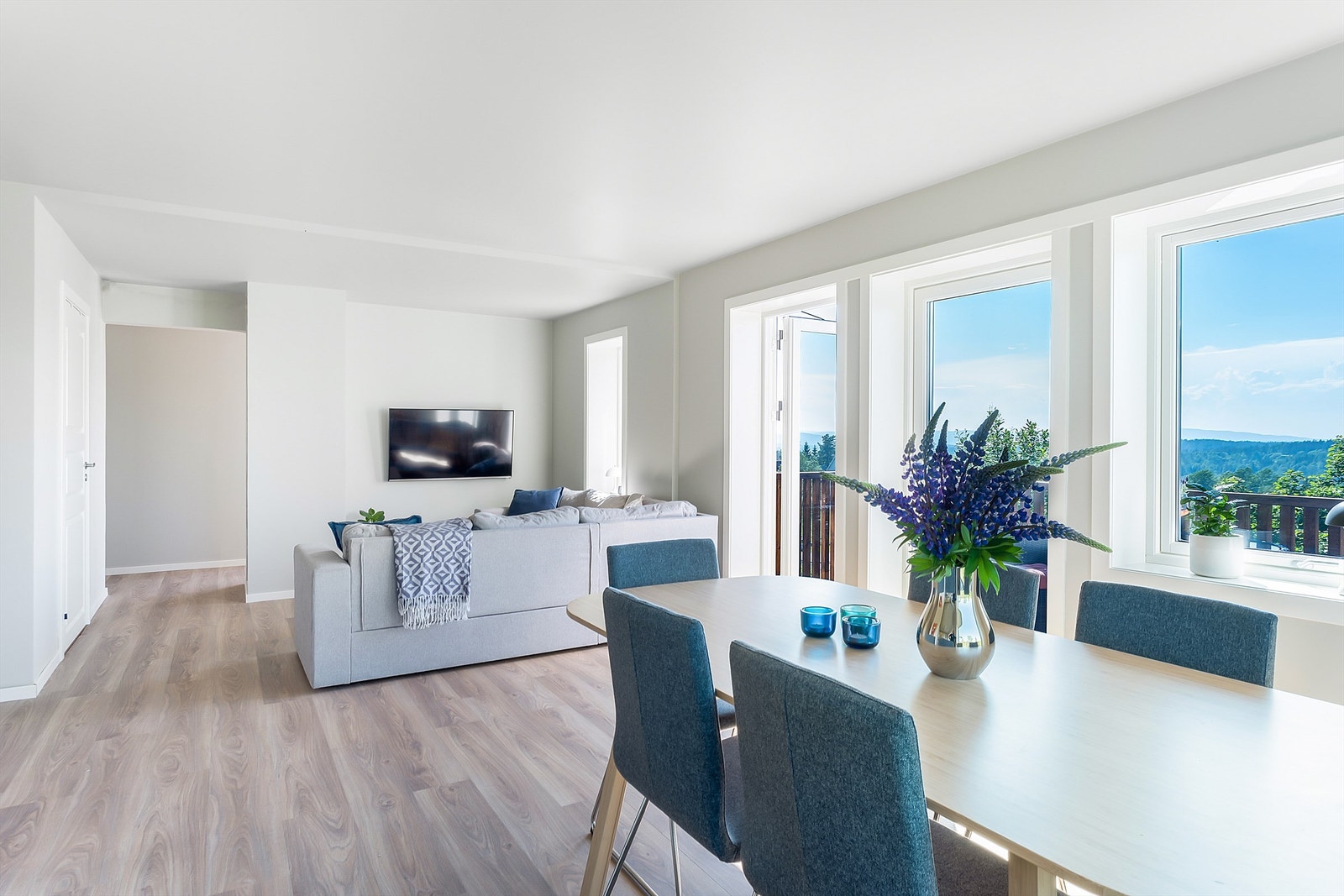 Lys og romslig stue med store vindusflater, vendt mot nordvest. En liten del av stuen er på godkjente byggetegninger betegnet som bod og er ikke godkjent til varig opphold. Galleribilde