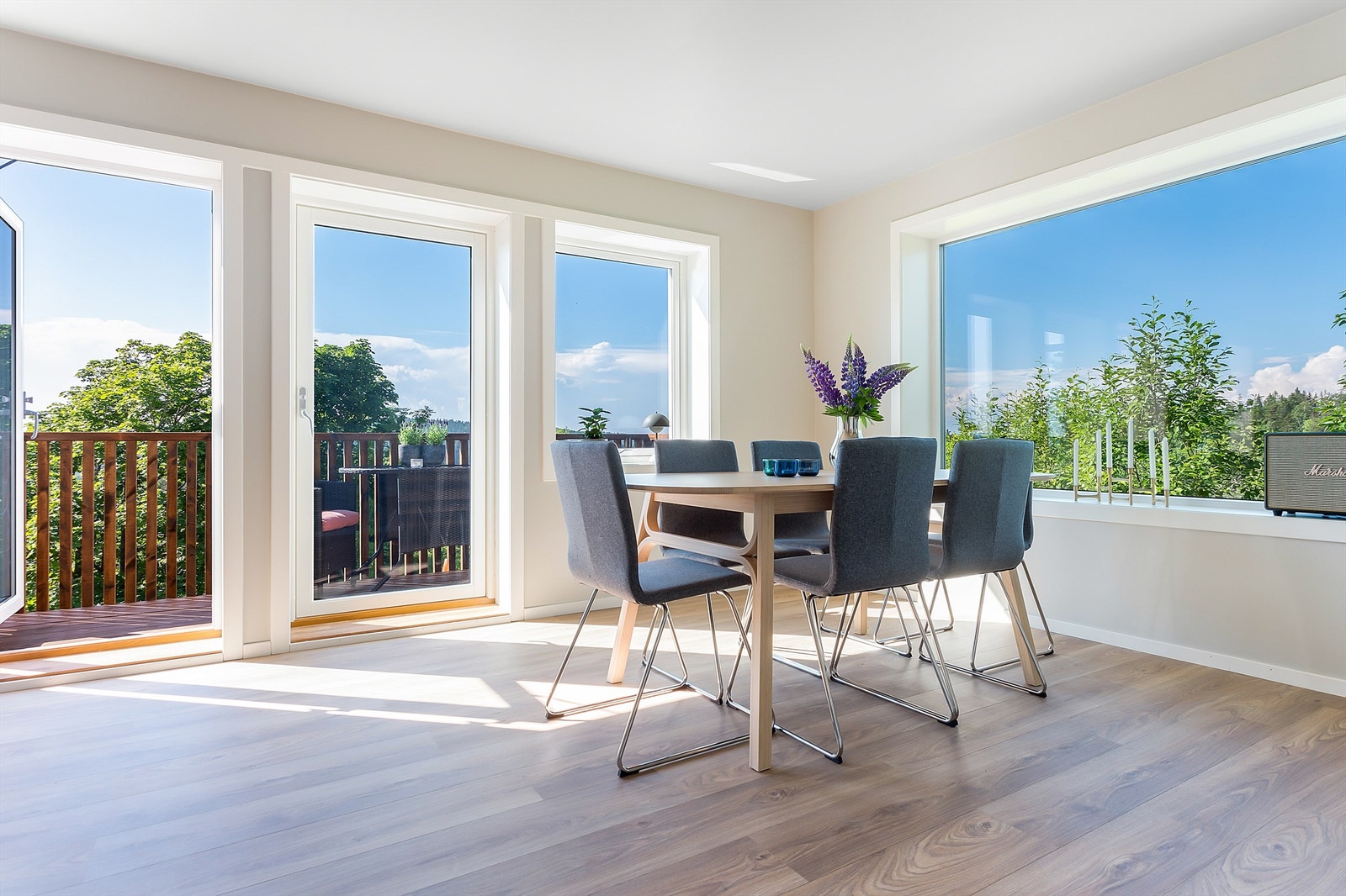 De store vindusflatene slipper inn godt med naturlig lys og gir deg et flott utsyn fra stuen. Galleribilde