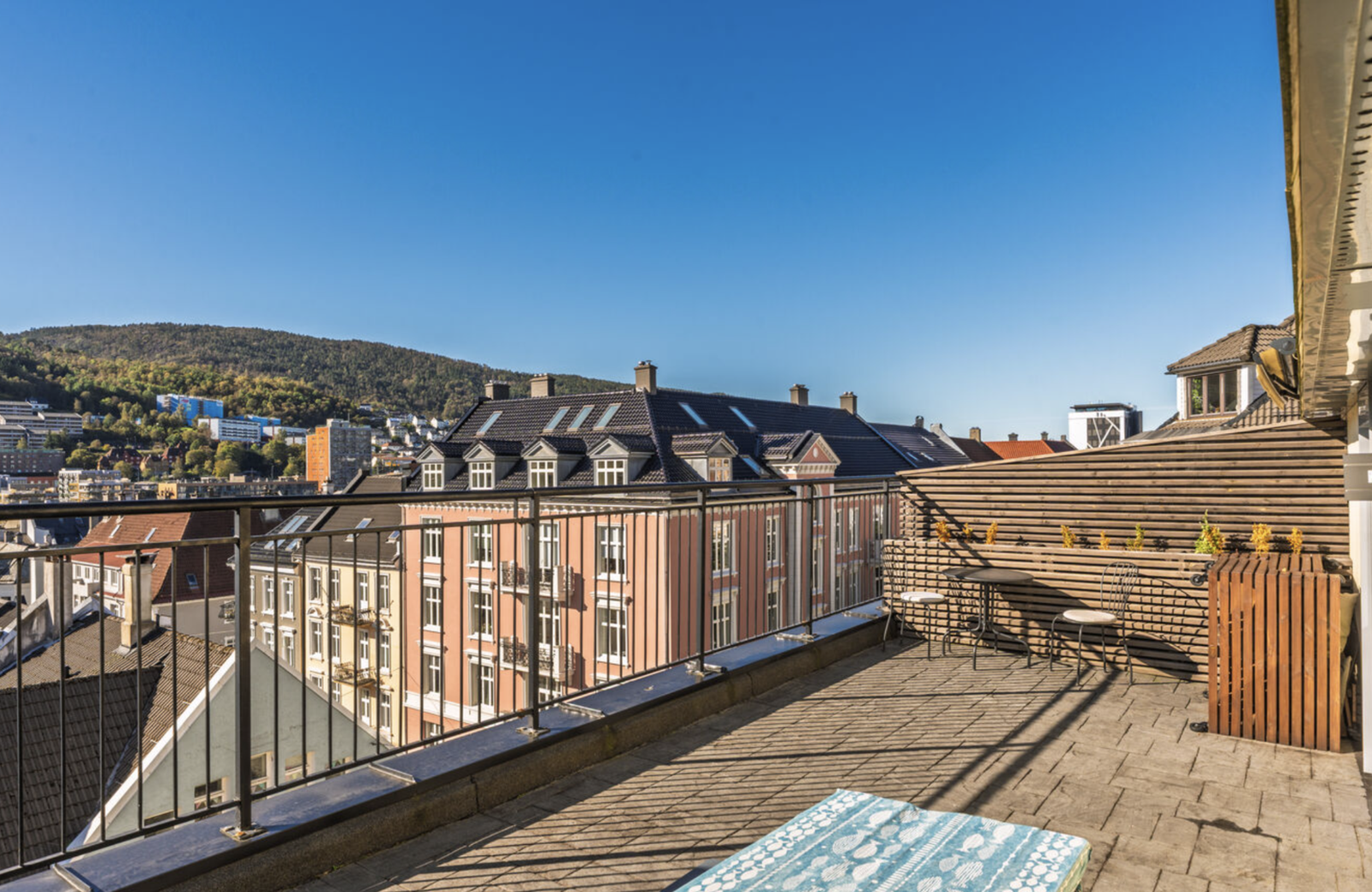 Aksjelaget har en solrik, felles takterrasse med nydelig utsikt over nærområdet. Galleribilde