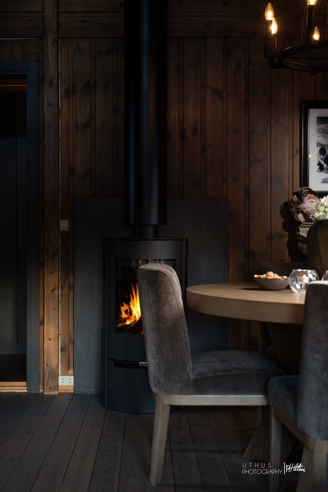 Det er god plass til en romslig spisestue ved peisen. Galleribilde