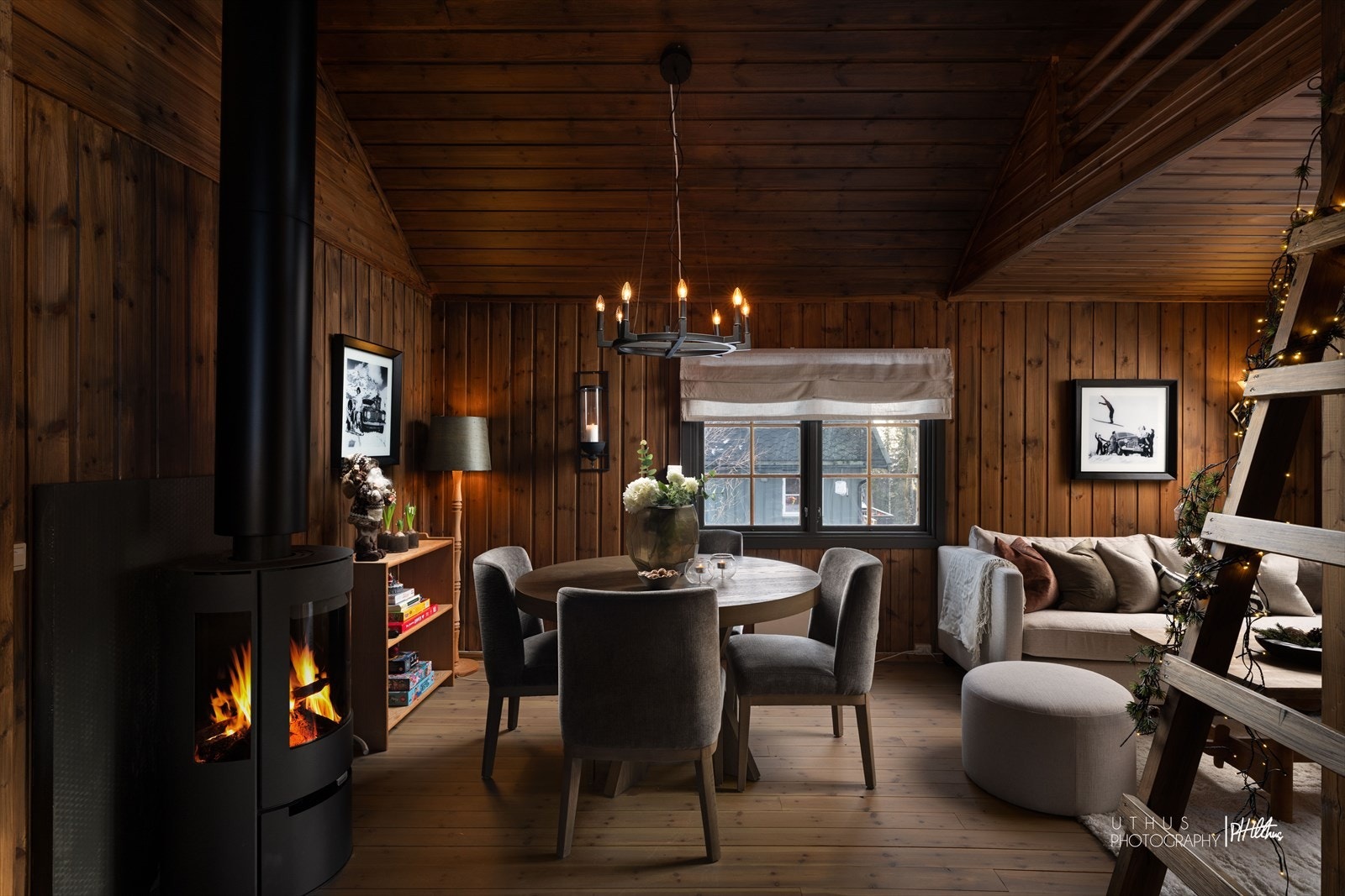 Stemningsfull stue med peisovn, lune treflater og god plass til både avslapning og hyggelige kvelder. Galleribilde