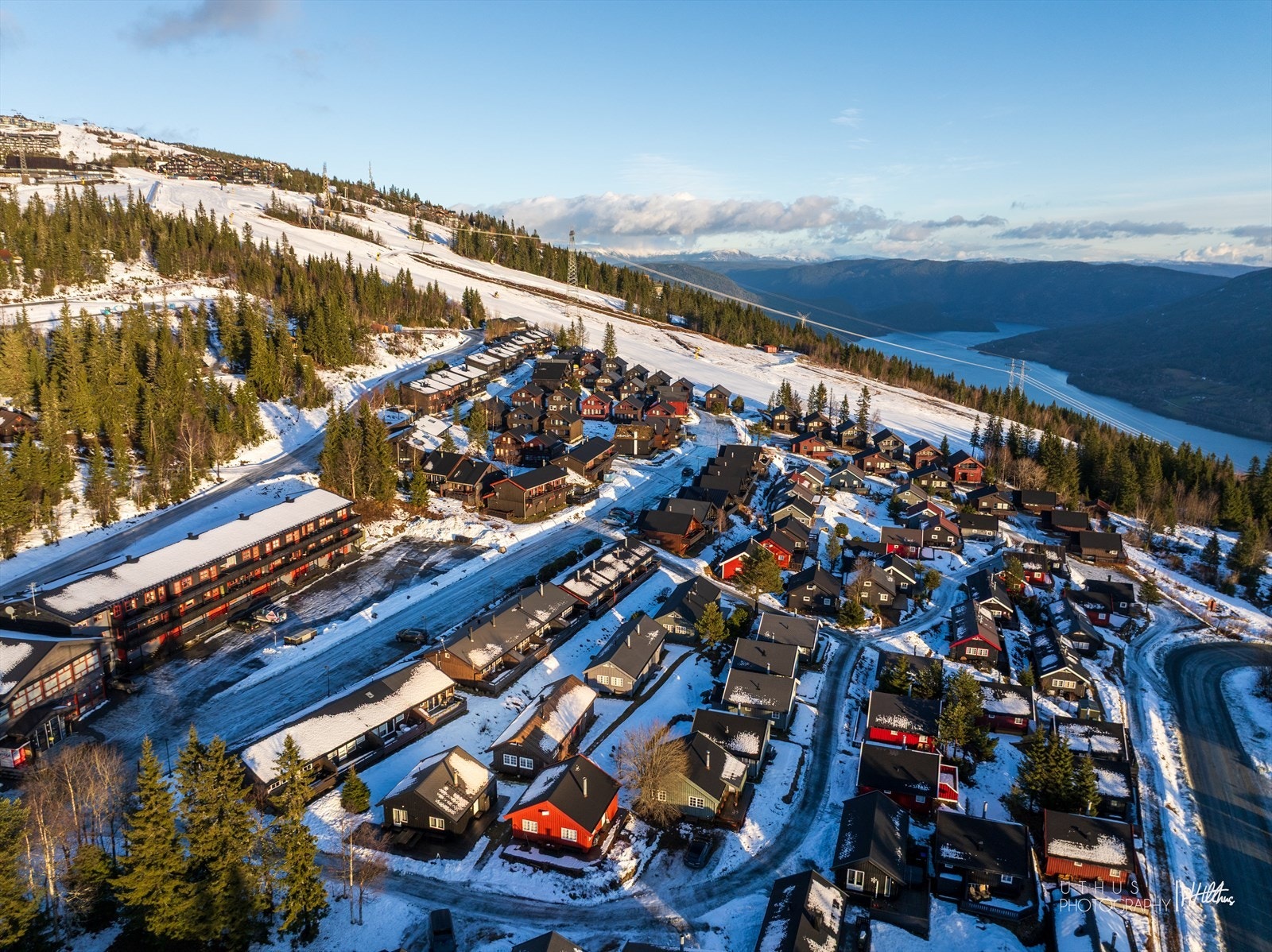 Hytta ligger i naturskjønne omgivelser, i et barnevennlig hyttefelt med gode solforhold. Galleribilde