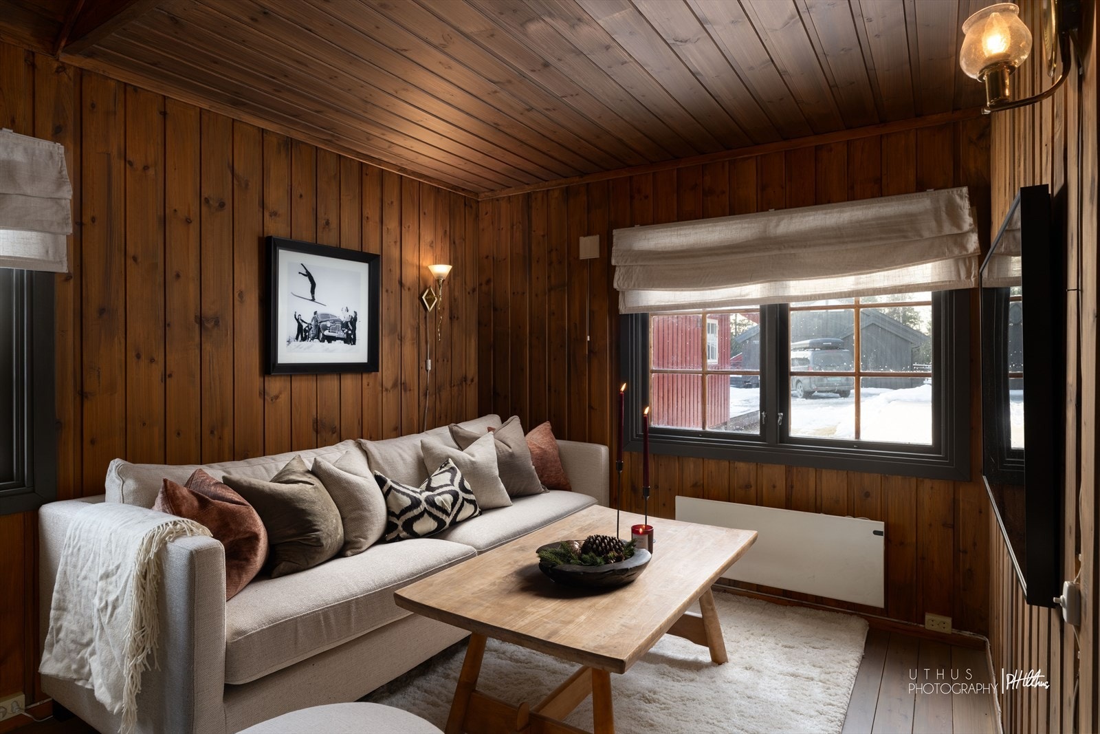 Åpen og innbydende oppholdsdel med naturlig lys og gjennomgående hyttepreg. I stuen er det god plass til en romslig sofagruppe med tilhørende mediemøblement. Galleribilde