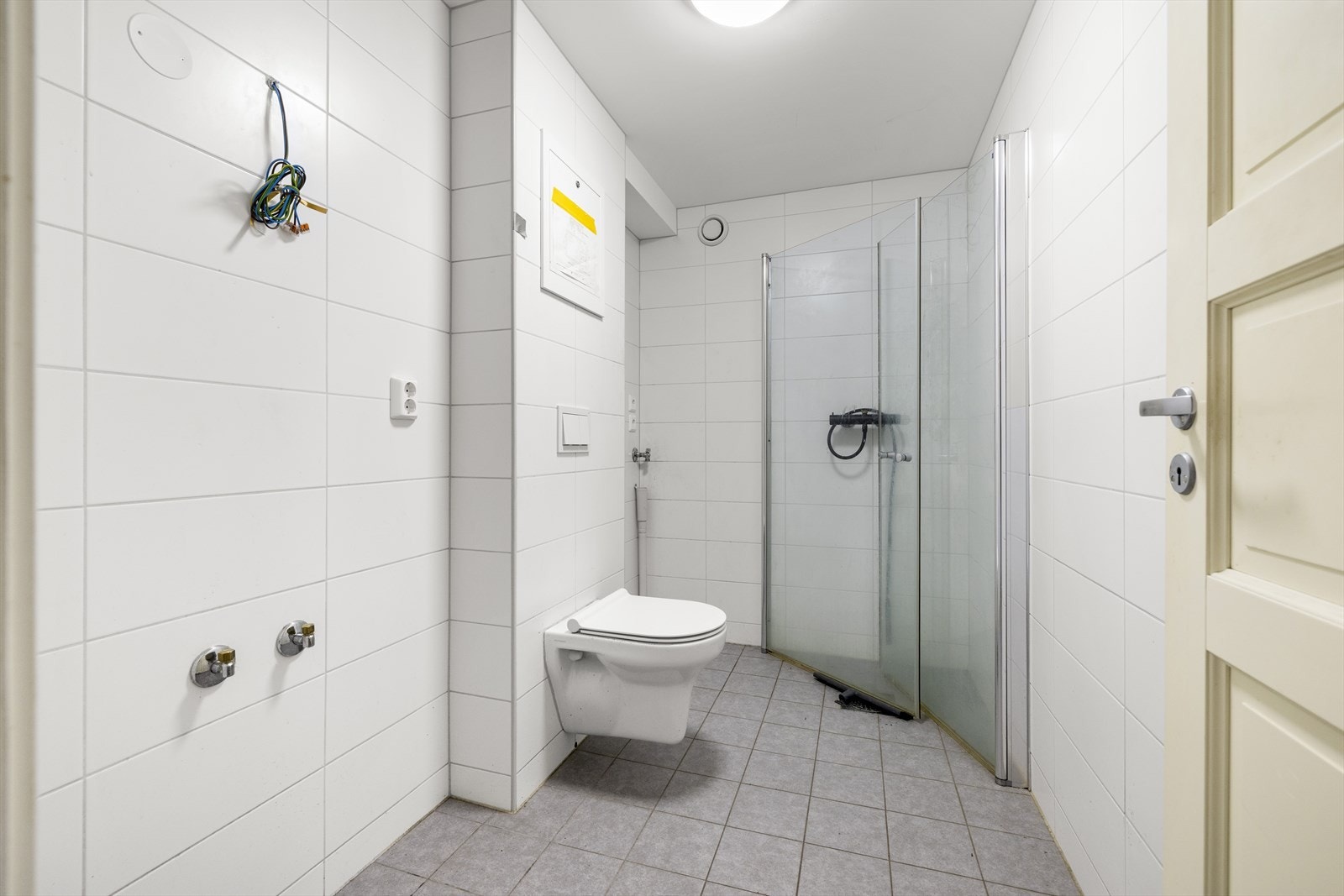 Badet ble rehabilitert av sameiet i 2023, men mangler noe innredning. Galleribilde