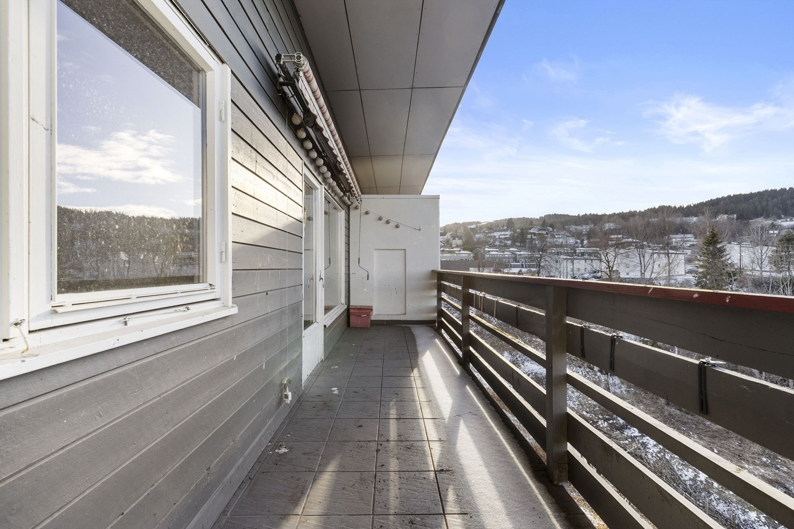 Balkongen har plass til sittegruppe. Galleribilde