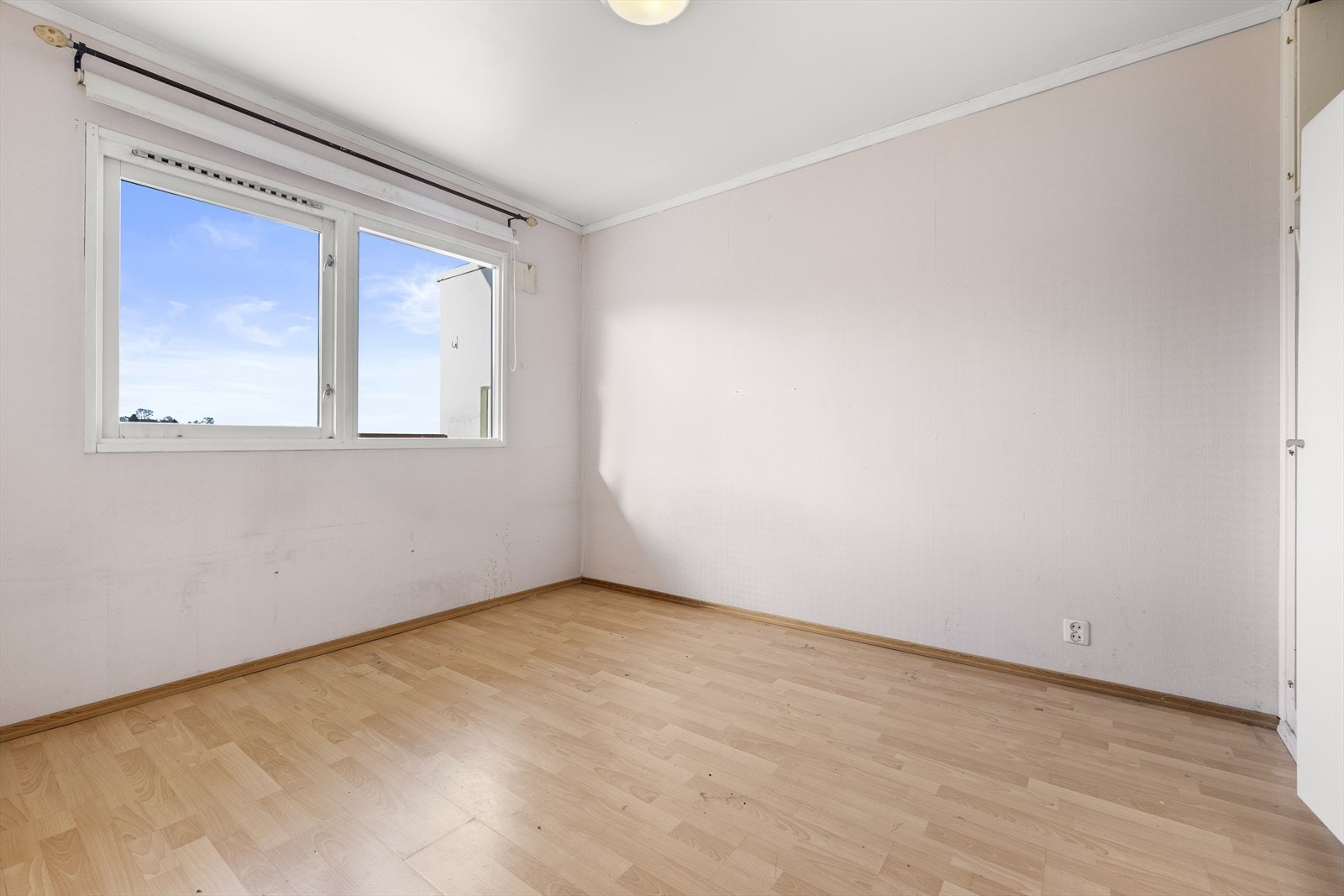 Soverommet har plass til dobbeltseng og tilhørende møblement. Galleribilde