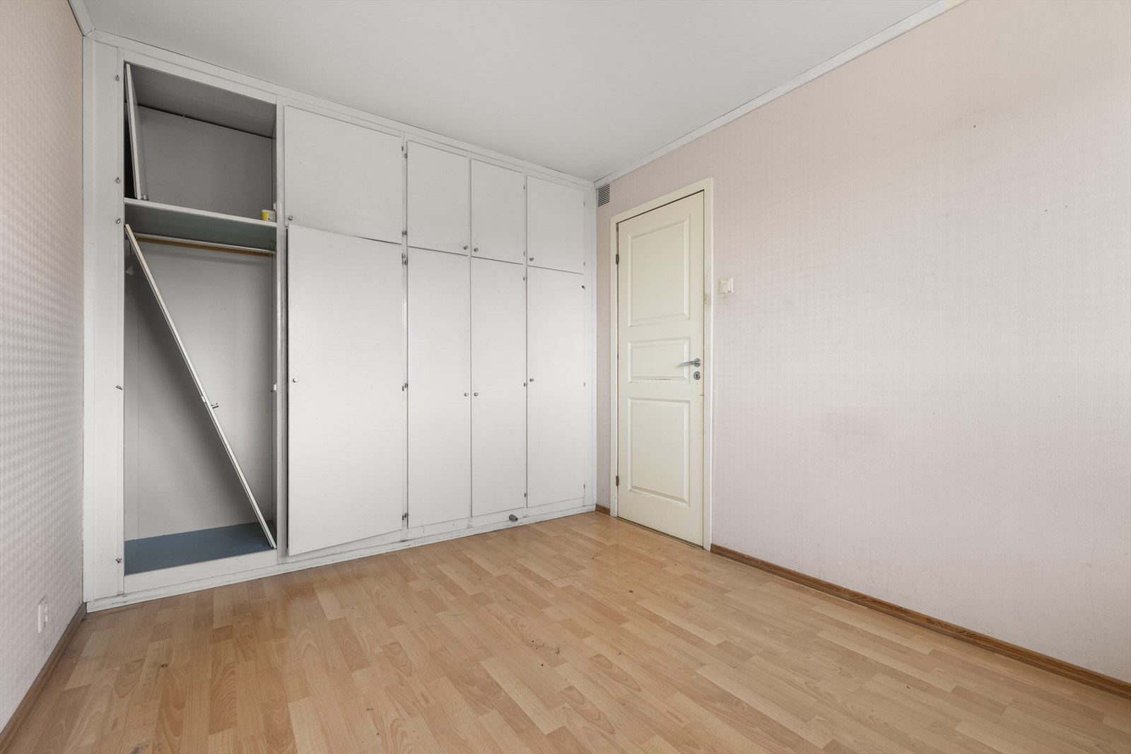 En hel vegg med garderobeskap gir rikelig med oppbevaringsplass. Galleribilde