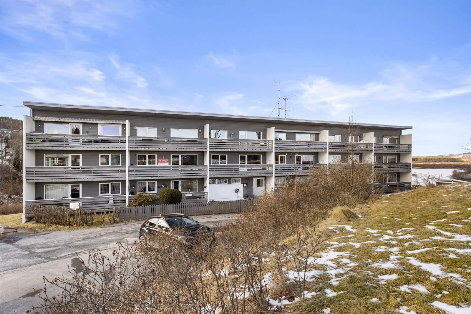 Gode parkeringsmuligheter på felles parkeringsplass. Galleribilde