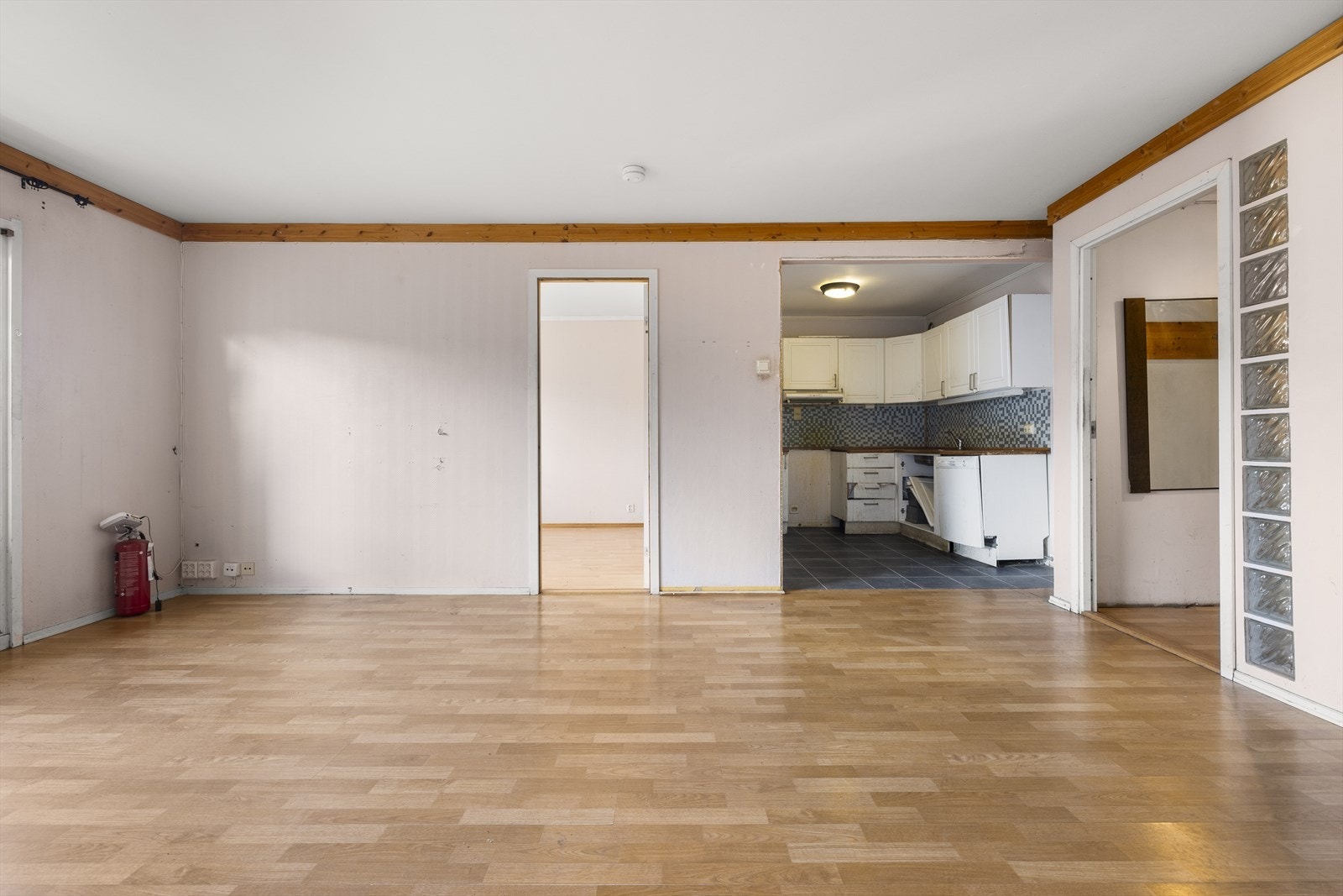 Stuen er romslig og har en delvis åpen løsning mot kjøkkenet. Galleribilde