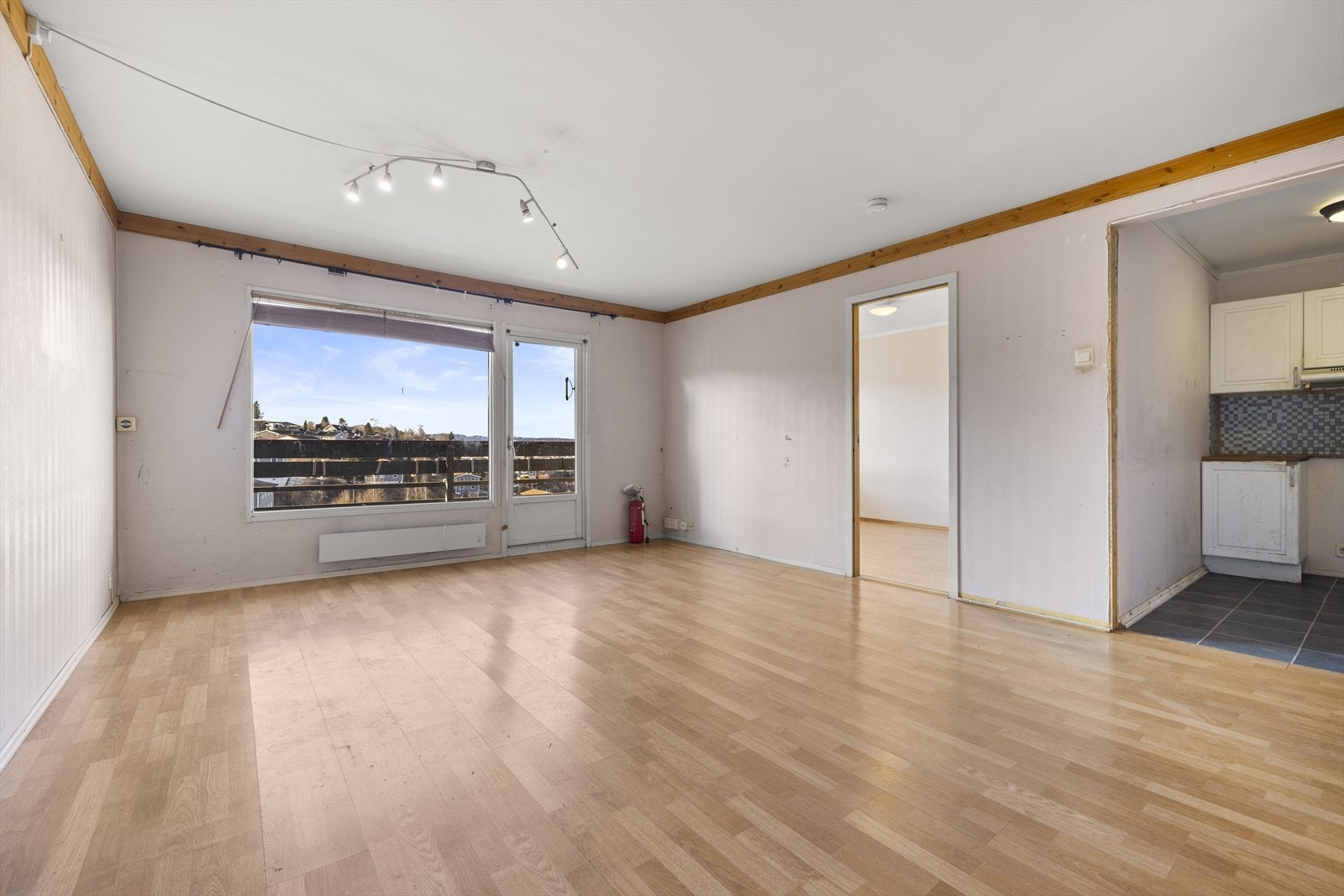 Direkte utgang fra stuen til en romslig, overbygget balkong. Galleribilde