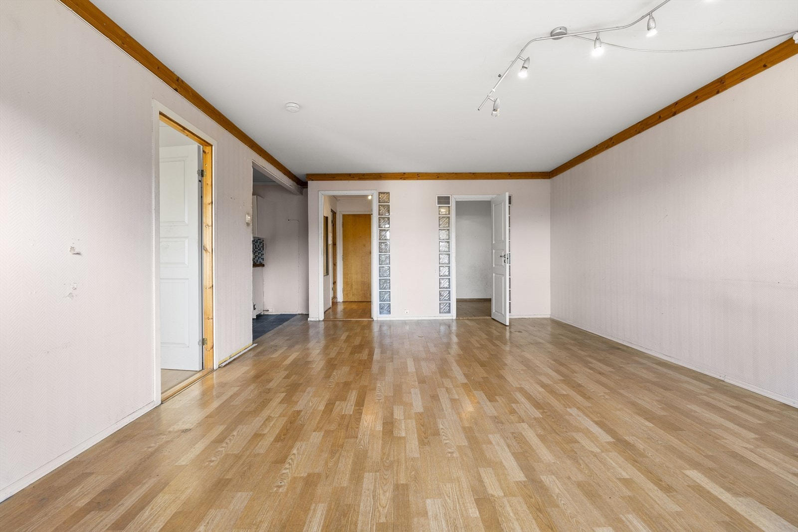 Rommet får rikelig med naturlig lys. Galleribilde