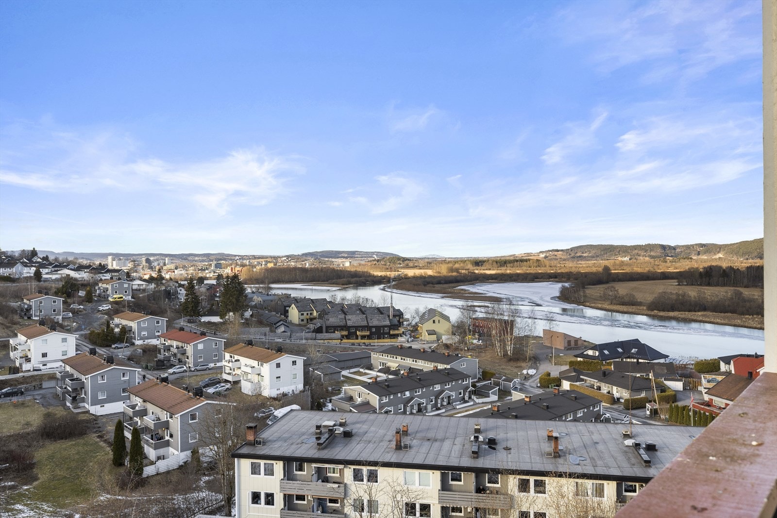 Kort vei til dagligvarebutikk og en kort kjøretur til Lillestrøm Torv. Galleribilde
