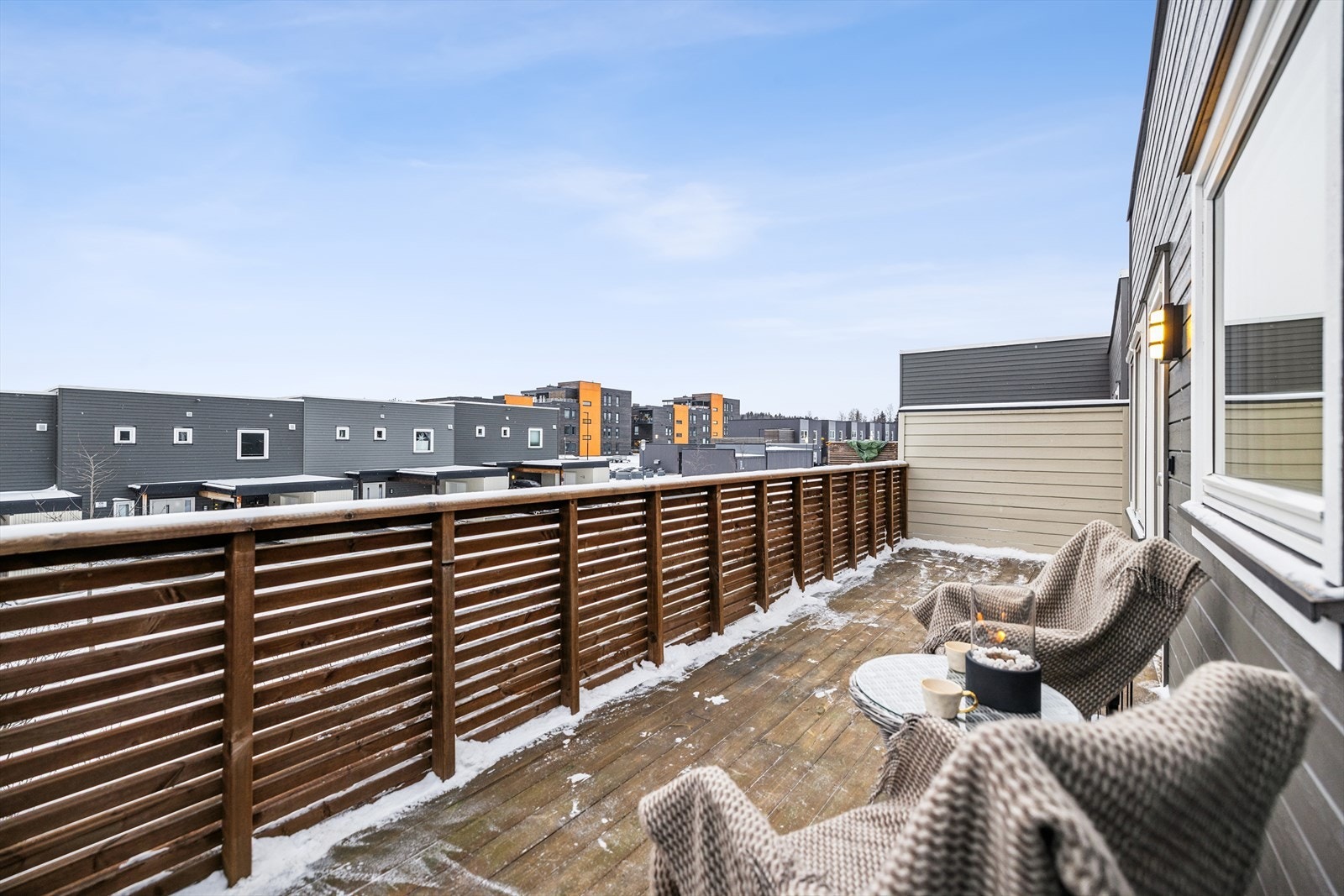 Balkongen har god plass til utemøbler og fungerer som en fin forlengelse av stuen. Galleribilde