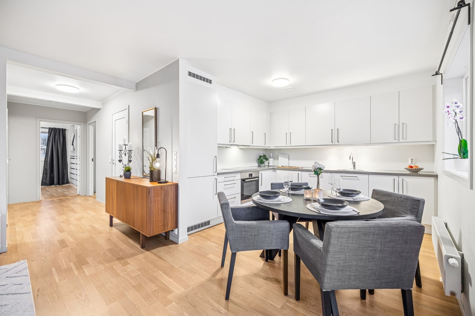 Oversikt over den sosiale sonen, som er et naturlig samlingspunkt i boligen. Galleribilde