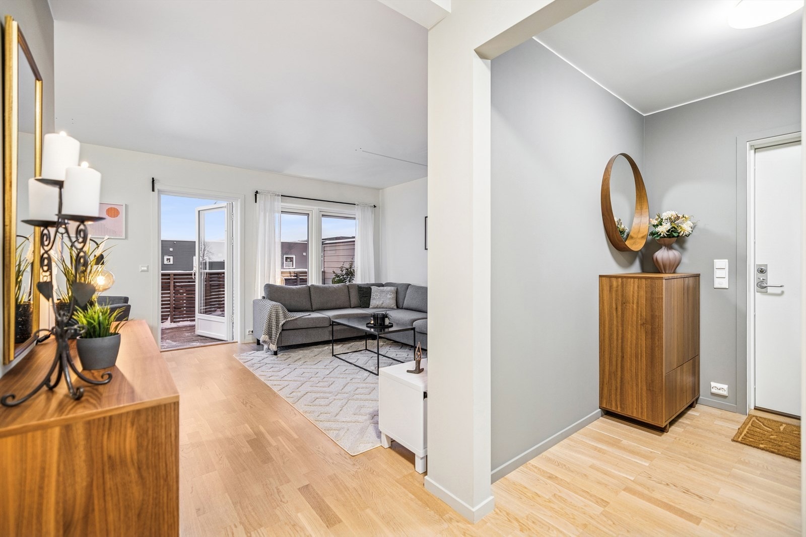 Stuen er et lyst og luftig rom med direkte utgang til en romslig balkong. Galleribilde