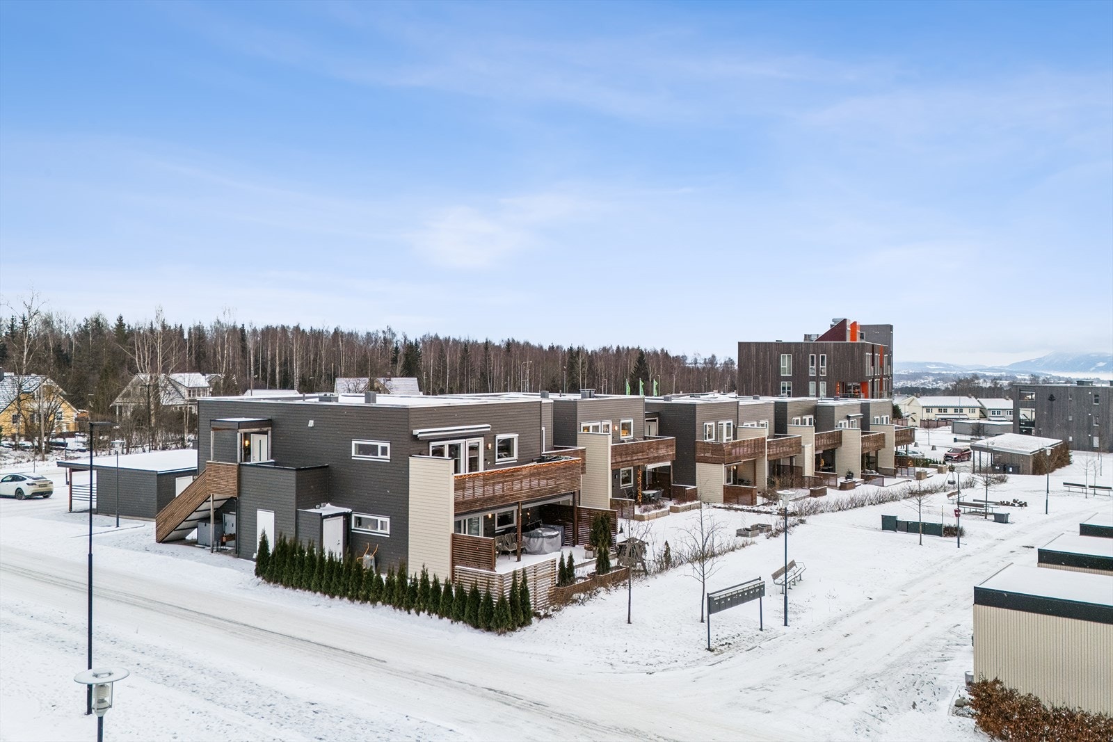 Rett utenfor døren finnes stier og grøntarealer som innbyr til tur og aktivitet. Galleribilde