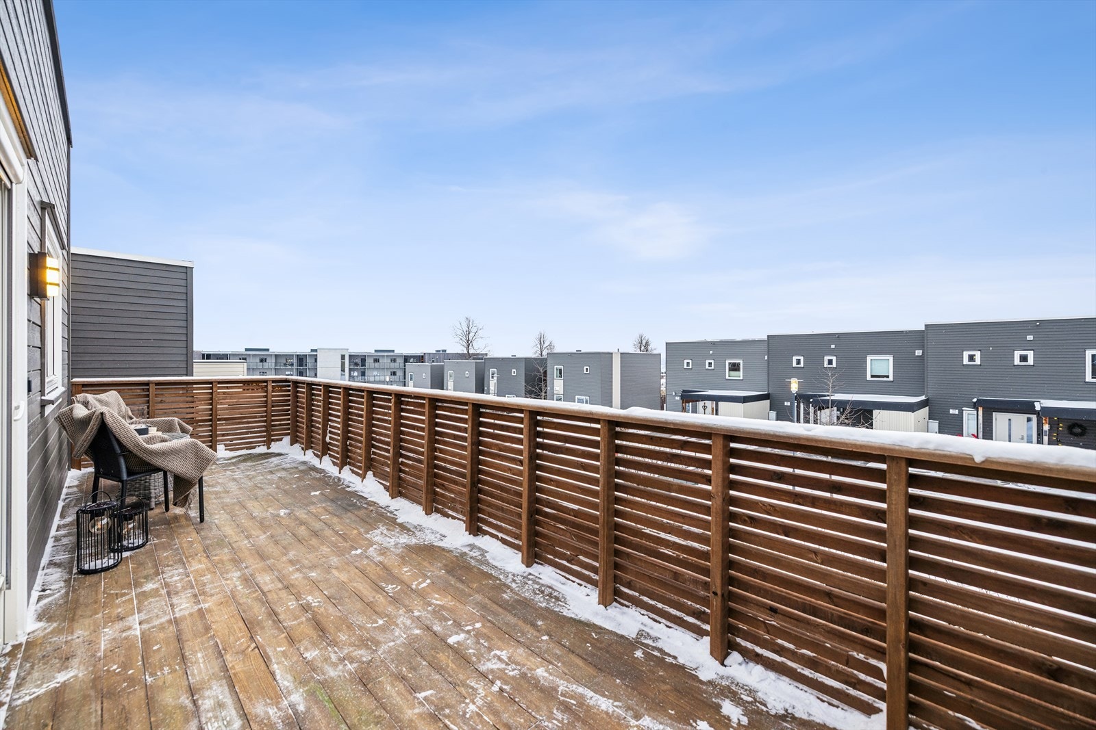 Fra stuen er det utgang til en stor og privat balkong. Galleribilde