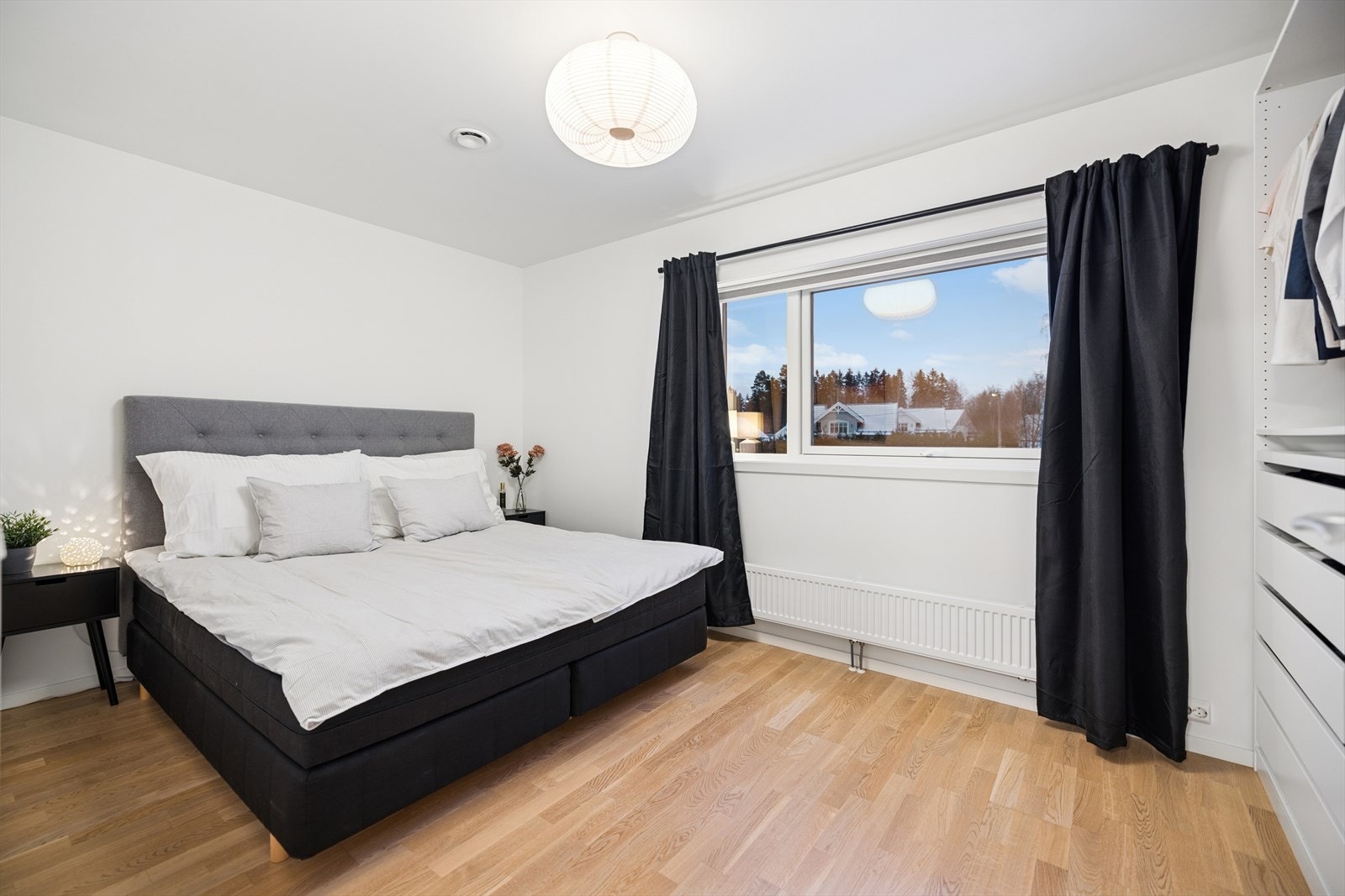 Hovedsoverom med god plass til dobbeltseng og nattbord Galleribilde