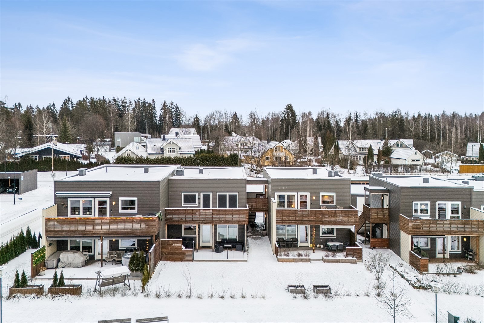 Leiligheten ligger i et rolig og veletablert nabolag på Stavsberg, helt inntil bygrensa til Hamar. Galleribilde