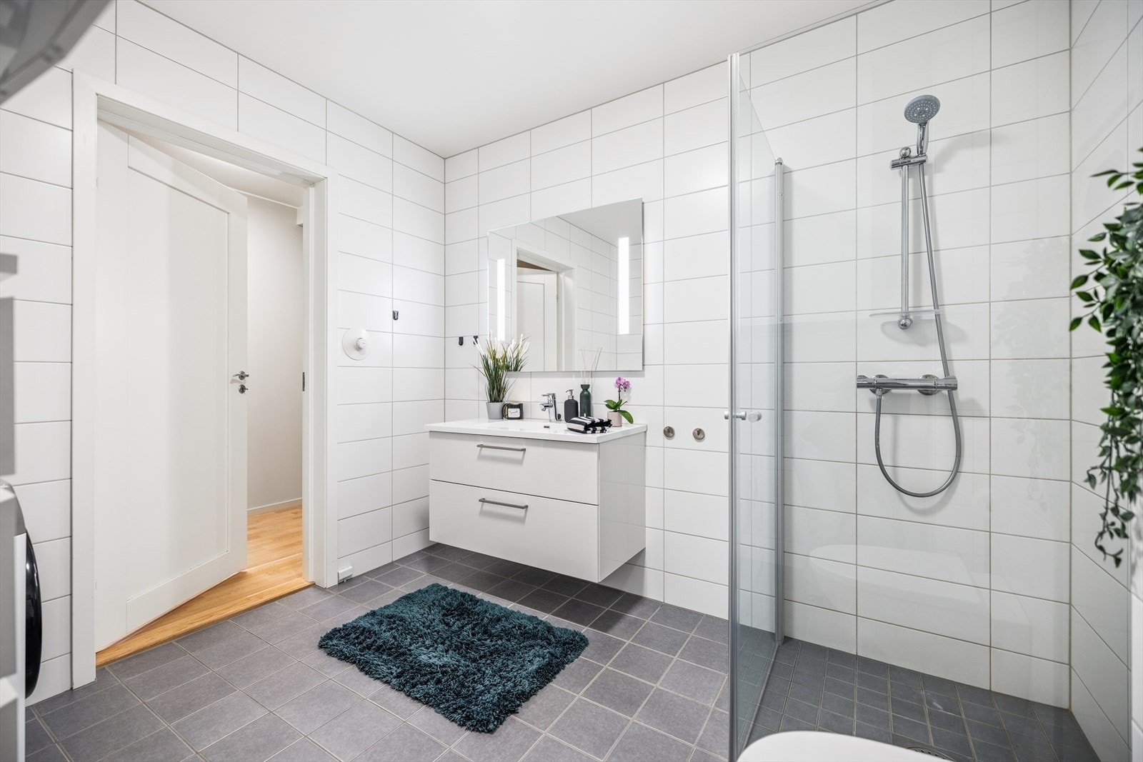 Baderomsinnredningen har heldekkende servant og rikelig med oppbevaringsplass i skuffer. Galleribilde